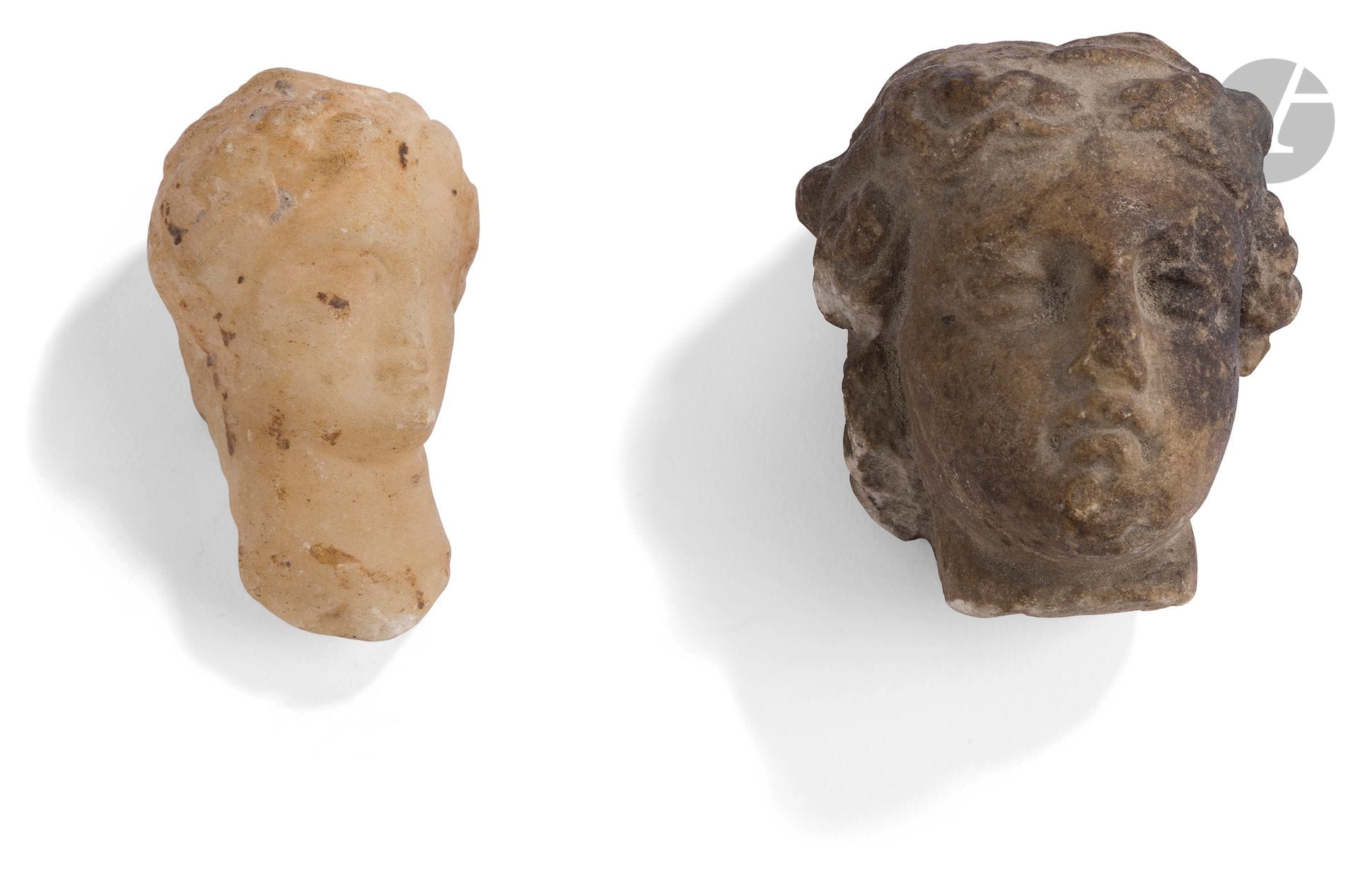 Deux têtes féminines
Époque romaine, Ier-IIe siècle.
Marbre et albâtre.
Hauteur : 9 cm (chacune)

Two Roman marble and alabaster female heads, 1st - 2nd century
