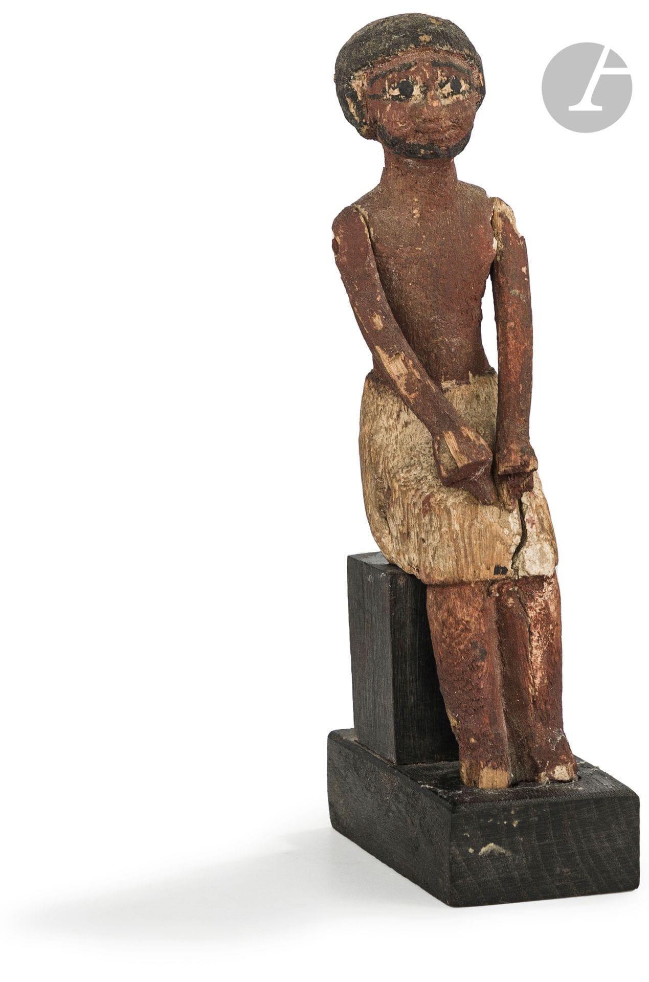 Personnage de barque funéraire assis, paré d’un pagne, les bras articulés
Égypte, Ancien Empire.
Bois, stuc et polychromie ocre, blanche et noire.
Hauteur : 18,7 cm

An Egyptian wooden funerary bark figure, Old Kingdom