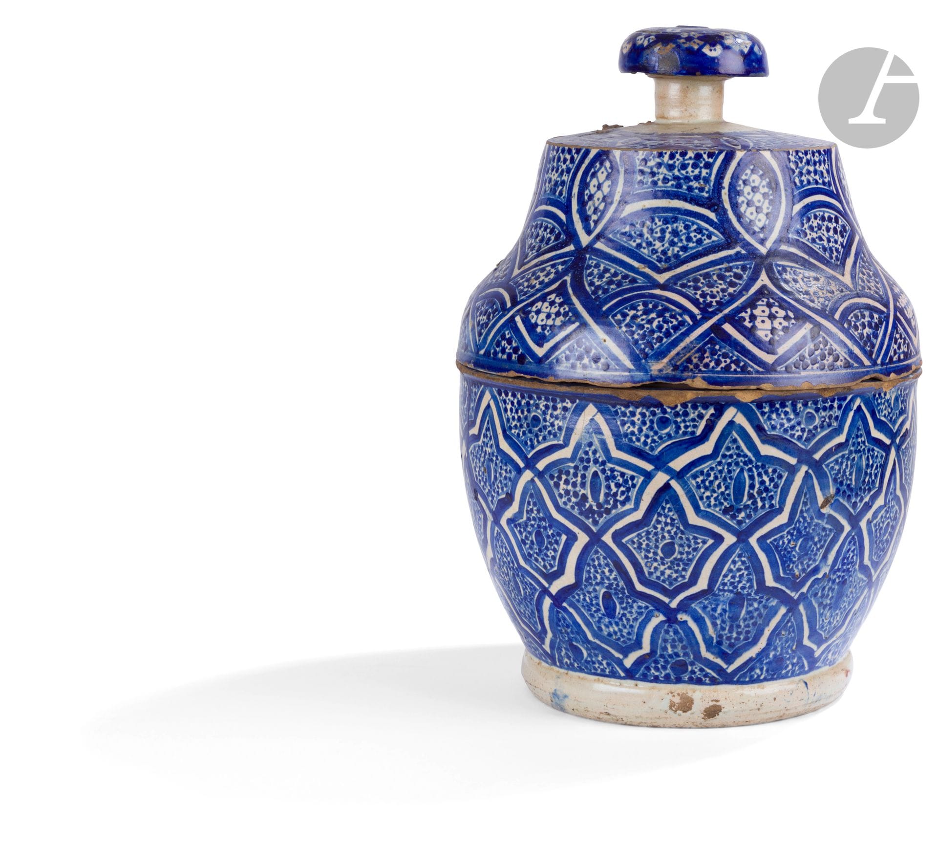 
Vasque sur piédouche zlafa et pot à beurre jobbana, Maroc, Fès, et Tunisie, XIXe - début XXe siècle

En faïence peinte en polychromie sur la vasque d’une frise d’œillets épanouis encadrée d’arcatures de formes variées, en bleu sur le pot à beurre d’une composition tapissante de mandorles et de fleurons garnis de pointillés, le couvercle est la base dépareillés. Inscription au fond de la vasque.

Hauteurs : 25,5 cm et 36,5 cm

Éclats, fêles, cassures recollées sur la jobbana.



A zlafa bowl and a jobbana butter pot, Morocco, Fez, and Tunisia, 19th - early 20th century



Collection Éric N. Lasry
