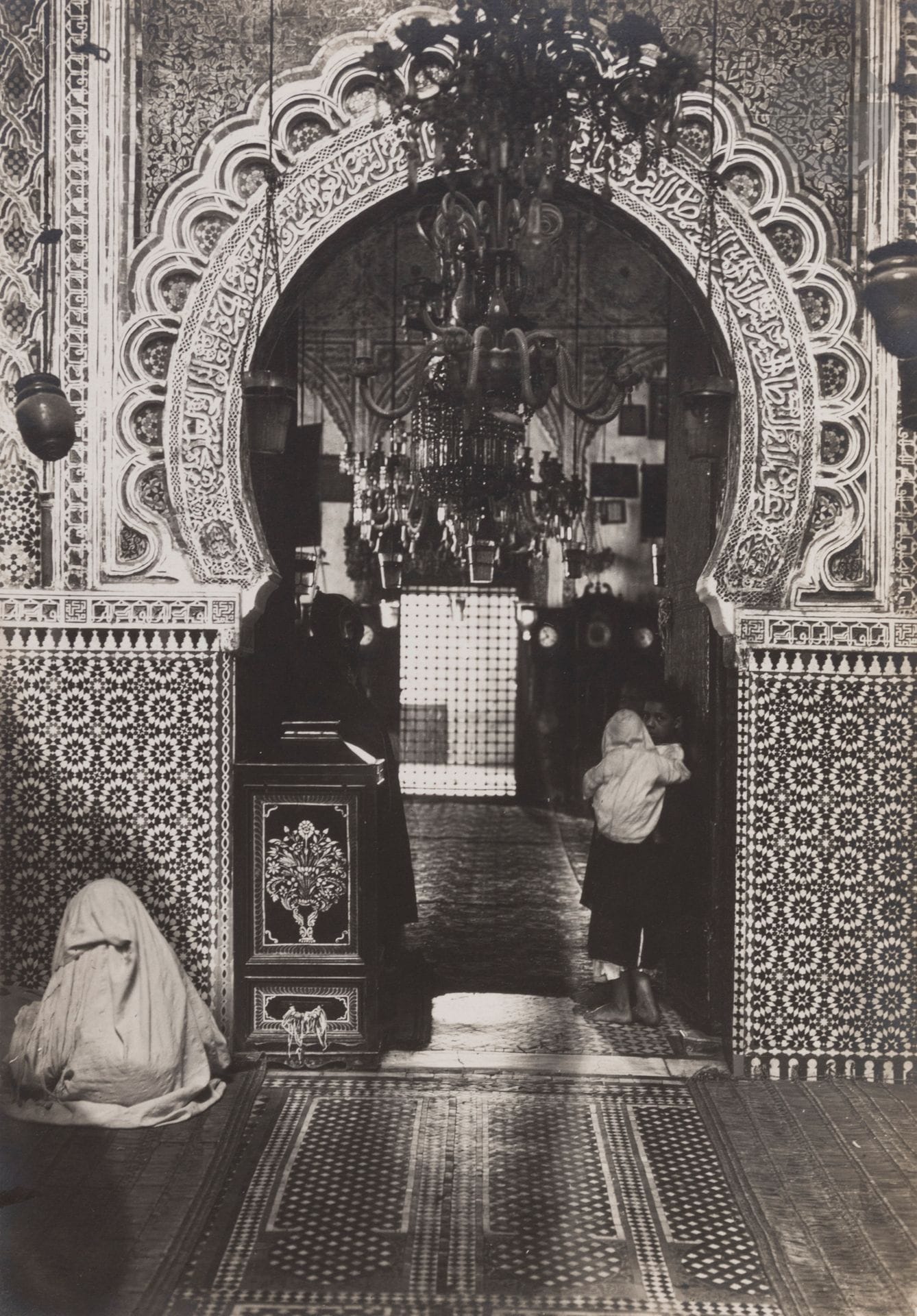 Charles Delius (1877-1962) - Marcelin Flandrin (1889-1957) - Photo Félix et divers
Maroc, 1910-1930.
Casbah. Moulay Idriss. Prince Hassan II. Mohammed Ben Moulay Arafa. Vizir el Mokri. Musicienne. L’école militaire marocaine Dar el Beida. Désert. Campement sur les rives du l’Ouergha. Tétouan. Vue aérienne du camp de Tétouan. Lignes téléphoniques du Rif. Famille royale du Maroc. Pacha de Casablanca Mohammed Ben Korchi. Cavaliers des tribus Zemmour. Tanger. Rabat. Mohammed V. Meknès.
Environ 235 épreuves argentiques et contretypes d’époque. Nombreuses légendes tapuscrites sur étiquettes, tampons d’agences, annotations et dates aux versos.
Formats : de 8 x 11 à 14,5 x 22,5 cm

About 235 vintage gelatin silver prints and contretypes