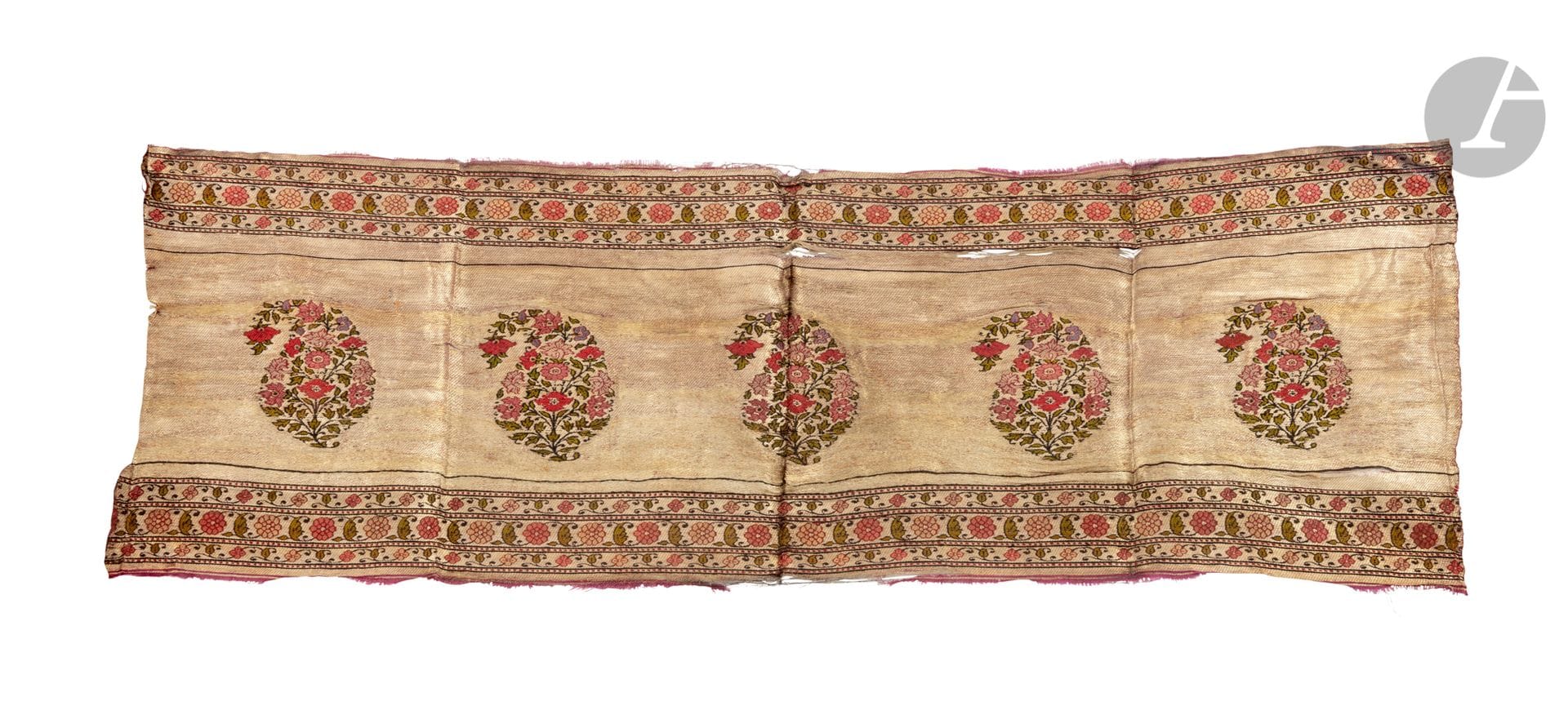 Fragment de ceinture en soie, Iran safavide, XVIIIe siècle
De format rectangulaire, pièce de soie crème tissée dans des tons roses et verts d’éléments floraux formant des motifs de boteh encadrés de part et d’autre d’un galon végétal divisé en trois bandeaux de feuillettes et rosettes. 
95 x 31 cm
Plis, usures.

Provenance :
Ancienne collection Hagop Kevorkian (1872-1962).

A fine gold-thread woven silk panel, Safavid Iran, 18th century
