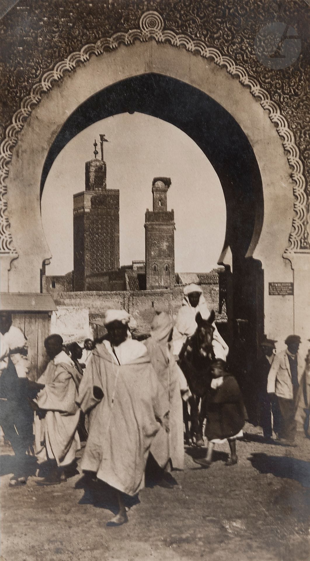 Photographe amateur
Maroc, c. 1920-1930.
Fès. Vue générale aérienne. Porte Bab Guissa. Fontaine Nejjarine. Porte Bab Bou Jeloud. Mosquée Karaouine. Souk. Mosquée Moulay Idriss. Occidentaux. Cérémonie. Tombeaux Mérinides. Sidi Harazem. Palmerais. Sefrou. Cascade. Artisans. Laveuses. Moulins. Mosquées. Rue couverte de roseaux. Maison juive. Groupe d’enfants. Casablanca. Marocaines voilées. Notables marocains. Charmeur de serpents. Porteur d’eau. Laboureur. Caravanes. Vieux Juifs. Sculpteur sur plâtre. Meknès. Ville nouvelle. Djemâa Zitouna. Moulay Yacoub. Source sacrée. Mosaïque. Ifran.
Album in-4 oblong, composé d’environ 105 épreuves argentiques d’époque, montées par les coins sur les cartons. Nombreuses légendes sur les montages.
Formats : de 6,5 x 11 à 14 x 8,5 cm
On joint 18 épreuves argentiques au format carte postale, hors album.

An album of about 105 vintage gelatin silver prints