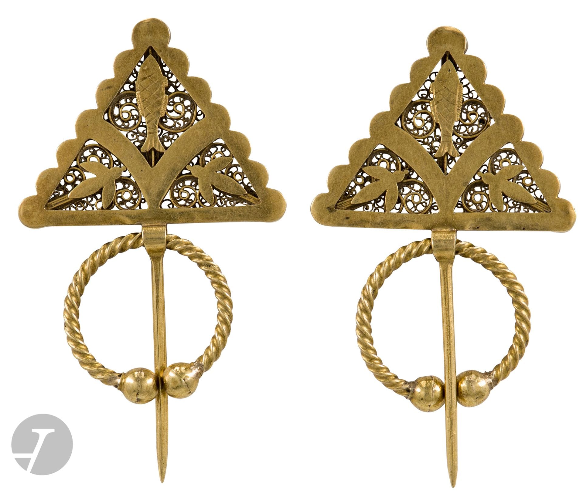 Paire de fibules khella en or (750/1000), Tunisie, probablement Djerba, XXe siècle
De forme triangulaire à deux côtés polylobés et décor ajouré de deux fleurons et d’un poisson ciselé sur fond de rinceaux filigranés. L’anneau torsadé achevé de deux boules.
Hauteur avec ardillon : 9,9 cm ; poids : 74,7 g

Lot co-expertisé avec Vanessa Soupault.

A pair of gold khella fibulae, Tunisia, probably Djerba, 20th century

Collection Éric N. Lasry