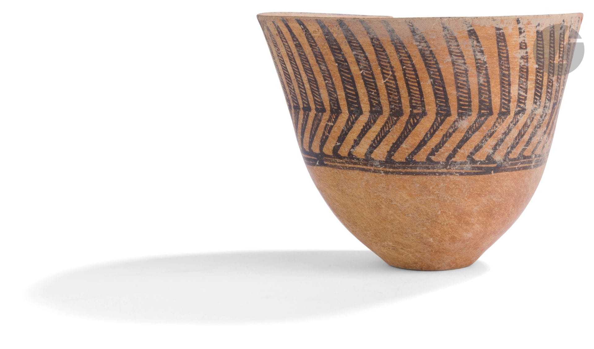 Boisseau orné d’une frise figurant des hallebardes (?)
Iran, IVe millénaire avant J.-C.
Terre cuite.
Hauteur : 13,2 cm ; Diamètre : 18 cm
Fêle et égrenures restaurées.

A terracotta bushel, Iran, 4th millennium B.C. 

Collection Madame et Monsieur Magloire