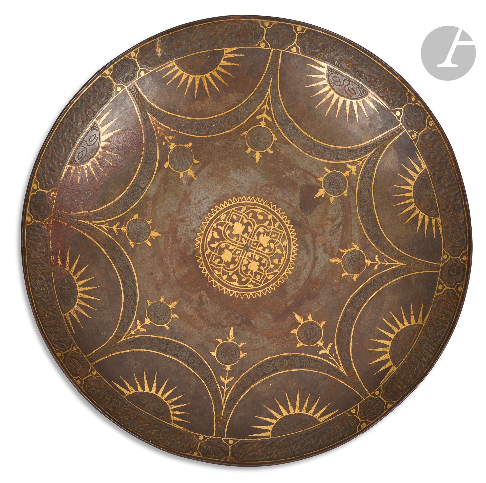 Plat rond en acier damasquiné, Iran qâjâr, XIXe siècle
Plat en acier sur petit pied annulaire, à décor gravé et damasquiné d’or d’un médaillon central inscrivant une croix fleuronnée, entouré d’une guirlande florale formant huit demi-cercles reposant sur la bordure et abritant un demi-soleil. En bordure, cartouches épigraphiques en persan nasta’liq alternant avec des médaillons à décor d’oiseau.
Diamètre : 25 cm
Traces de rouille, sauts de dorure.

Plus connu sur les sculptures zoomorphes, l’acier damasquiné d’or semble avoir également été répandu au XIXe siècle sur des objets usuels tels que des pièces de vaisselle comme celle-ci. Cette forme de plat ainsi que son décor évoquent les porcelaines chinoises de la fin du XVIIIe siècle qui pouvaient être ornées de guirlandes.

Bibliographie : 
FELLINGER, Gwenaëlle, L’Empire des Roses, chefs-d’œuvre de l’art persan du XIXe siècle, Musée du Louvre Lens, Lens, Editions Snoeck, Gand : 2018, p. 377.

A Qajar gold-damascened steel plate, Iran, 19th century