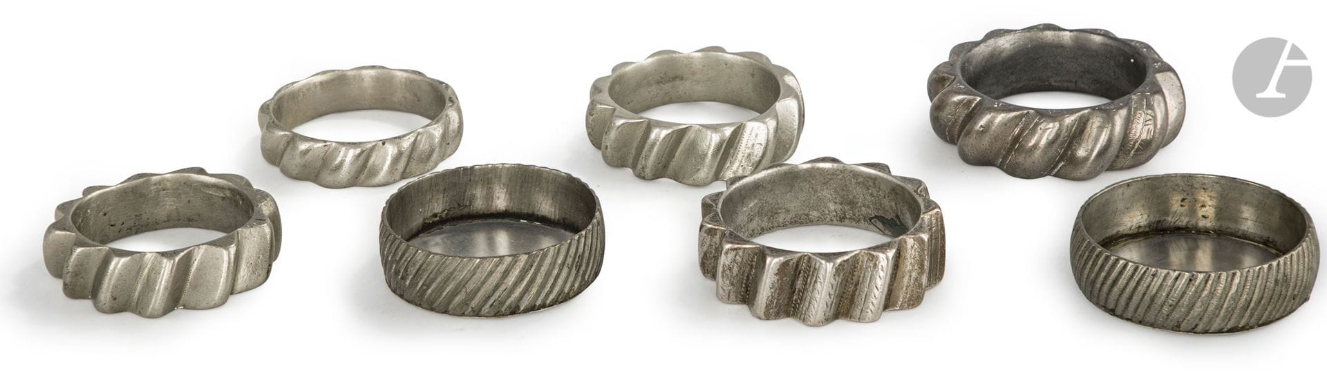 Cinq bracelets étoilés, Nord du Maroc, région de Nador, début XXe siècle
En métal à côtes en dièdre rehaussées de discrets décors ciselés. 
Diamètres : de 6,5 à 8 cm
Traces d’oxydation.
On joint une paire de bracelets en métal moulé de stries obliques et guillochées montées en vide-poche, région de Tétouan, D. : 7 cm, traces de colle.

Five star-shaped bracelets, North 
Morocco, Nador region, early 20th century

Collection Éric N. Lasry