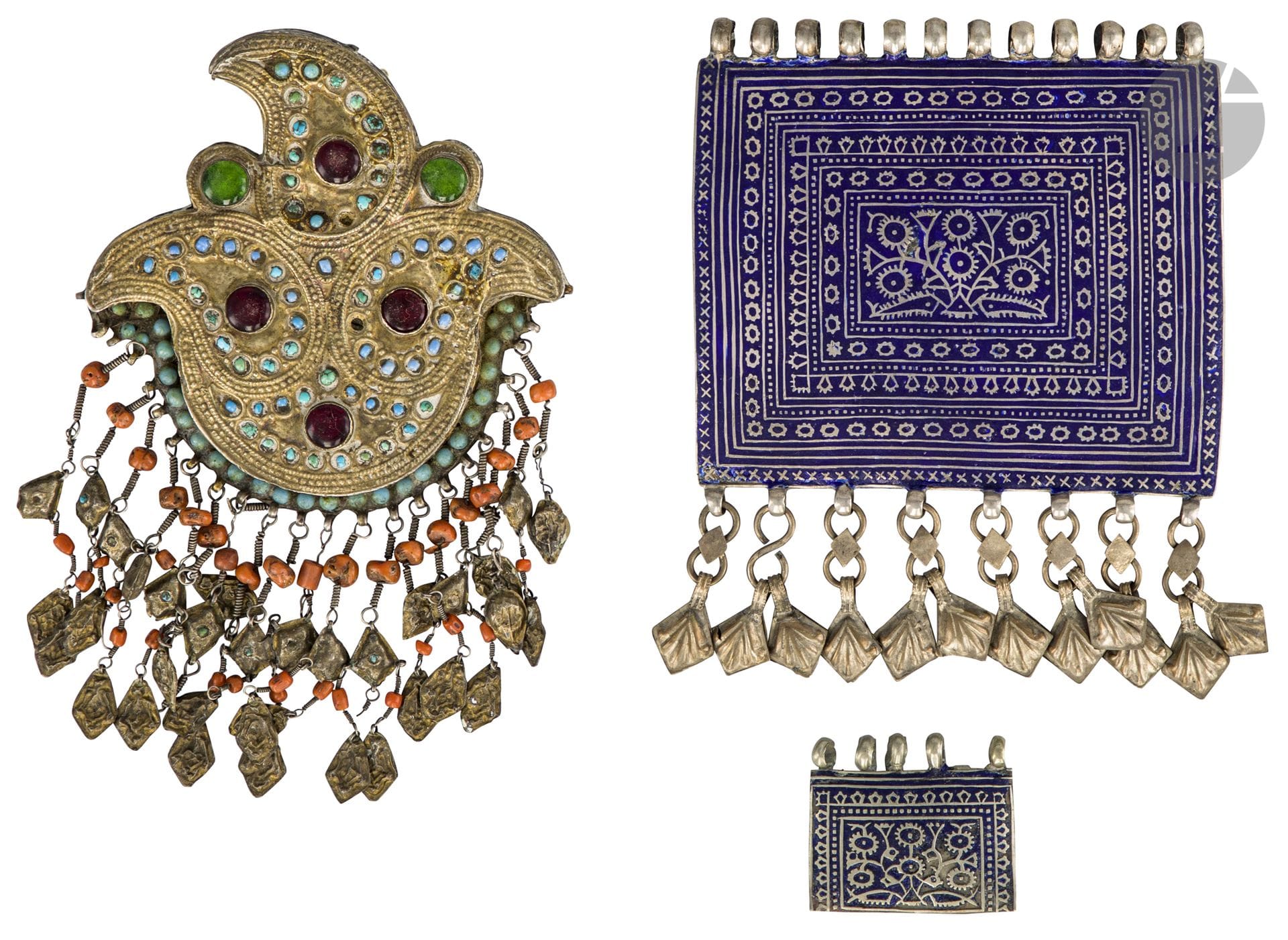 Ornement de parure de tête, badam-oy, Ouzbékistan, début XXe siècle
Fleuron formé de trois boteh en plaques d’argent partiellement doré à décor repoussé et de cabochons de turquoises et pâtes de verre coloré, à pampilles de plaques d’argent losangiques et perles de corail. Hauteur : 17,5 cm, poids brut : 112 g ; accidents et petits manques. 
On joint deux pendentifs en argent et métal émaillé à décor floral, le plus grand poinçonné au revers, Pakistan, Multan, début XXe siècle, 14,7 x 11,7 cm et 3,7 x 4,5 cm ; P.B. : 175 g

A silver badam-oy head ornament, Uzbekistan, early 20th century

Collection Éric N. Lasry