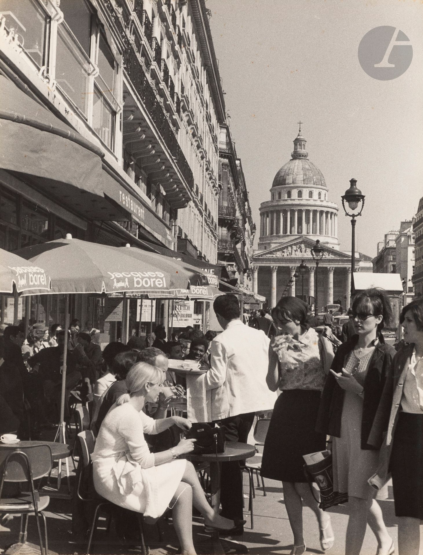 Willy Ronis (1910-2009)
Le Panthéon depuis la rue Soufflot. 
Paris, 1966. 
Épreuve argentique d’époque (tirage d’exposition), contrecollée sur carton. Tampon « Photo Willy Ronis - 11 rue Bargue » caché par une attache d’accrochage au verso.
40 x 30 cm 


Willy Ronis (1910-2009)
The Pantheon from the rue Soufflot. Paris, 1966. 
Vintage gelatin silver print (exhibition print), mounted on cardboard. Stamp "Photo Willy Ronis - 11 rue Bargue" hidden by a hanging clip on verso.
40 x 30 cm