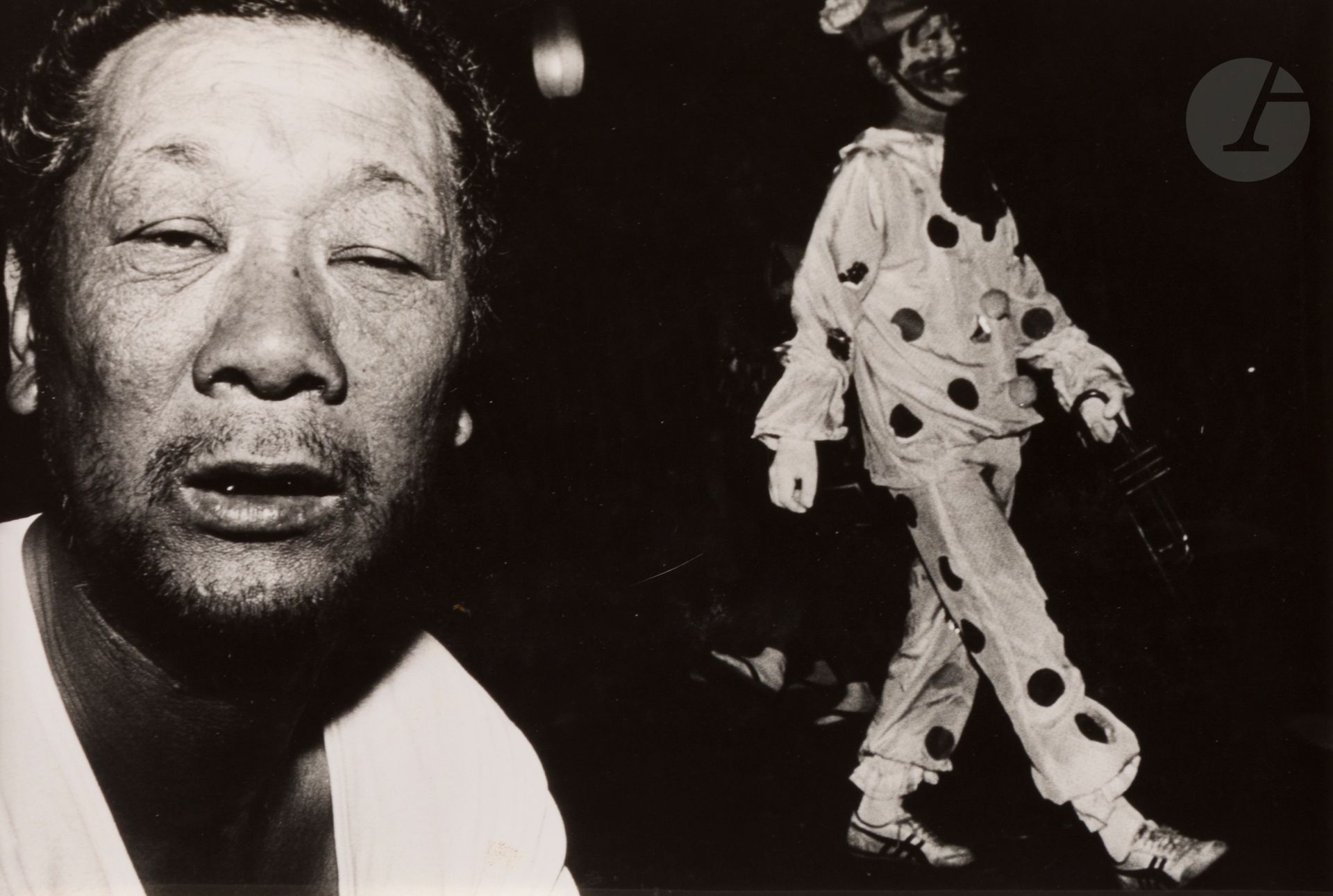 Daido Moriyama (1938)
Sans titre [Clown]
Yubari, c. 1970.
Épreuve argentique d’époque. Annotations manuscrites en japonais au verso « Yubari jingaikyo » qu’on pourrait traduire par « Yubari, lieu détaché de ce monde. » 
Image : 11,2 x 16,2 cm 
Feuille : 12,5 x 17,3 cm

Nous remercions Frantz Fray pour son aide. 


Daido Moriyama (1938)
Untitled [Clown]
Yubari, c. 1970.
Vintage gelatin silver print. Handwritten annotations in Japanese on verso "夕張人外境" which could be translated as "Yubari jingaikyo, place detached from this world." 
Image: 11.2 x 16.2 cm 
Paper: 12.5 x 17.3 cm

We thank Frantz Fray for his help in preparing this notice.
