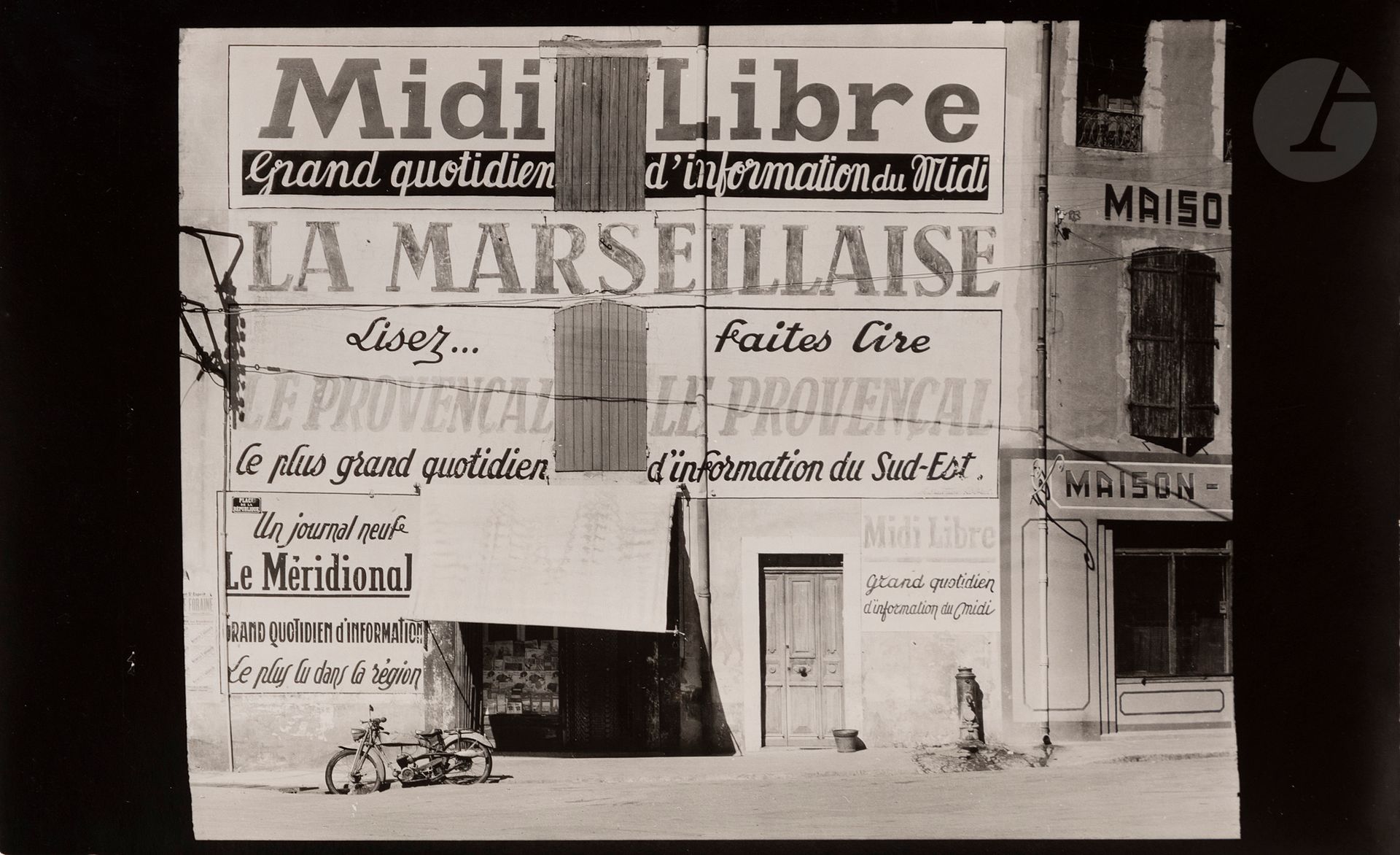 Paul Strand (1890-1976)
La France de profil. Midi Libre. Pont-Saint-Esprit, 1950. 
Épreuve argentique (c. 1976-1980). Tampon « Paul Strand Archive / Library » au verso. 
Image : 11,8 x 15 cm 
Feuille : 12,7 x 20,2 cm 

Bibliographie : 
Paul Strand, La France de profil, Lausanne, La Guilde du Livre, 1952, p. 112. 


Paul Strand (1890-1976)
La France de profil. Midi Libre. Pont-Saint-Esprit, 1950. 
Gelatin silver print (c. 1976-1980). Stamp "Paul Strand Archive / Library" on verso. 
Image : 11,8 x 15 cm 
Paper : 12,7 x 20,2 cm 

Bibliography: 
Paul Strand, La France de profil, Lausanne, La Guilde du Livre, 1952, p. 112.