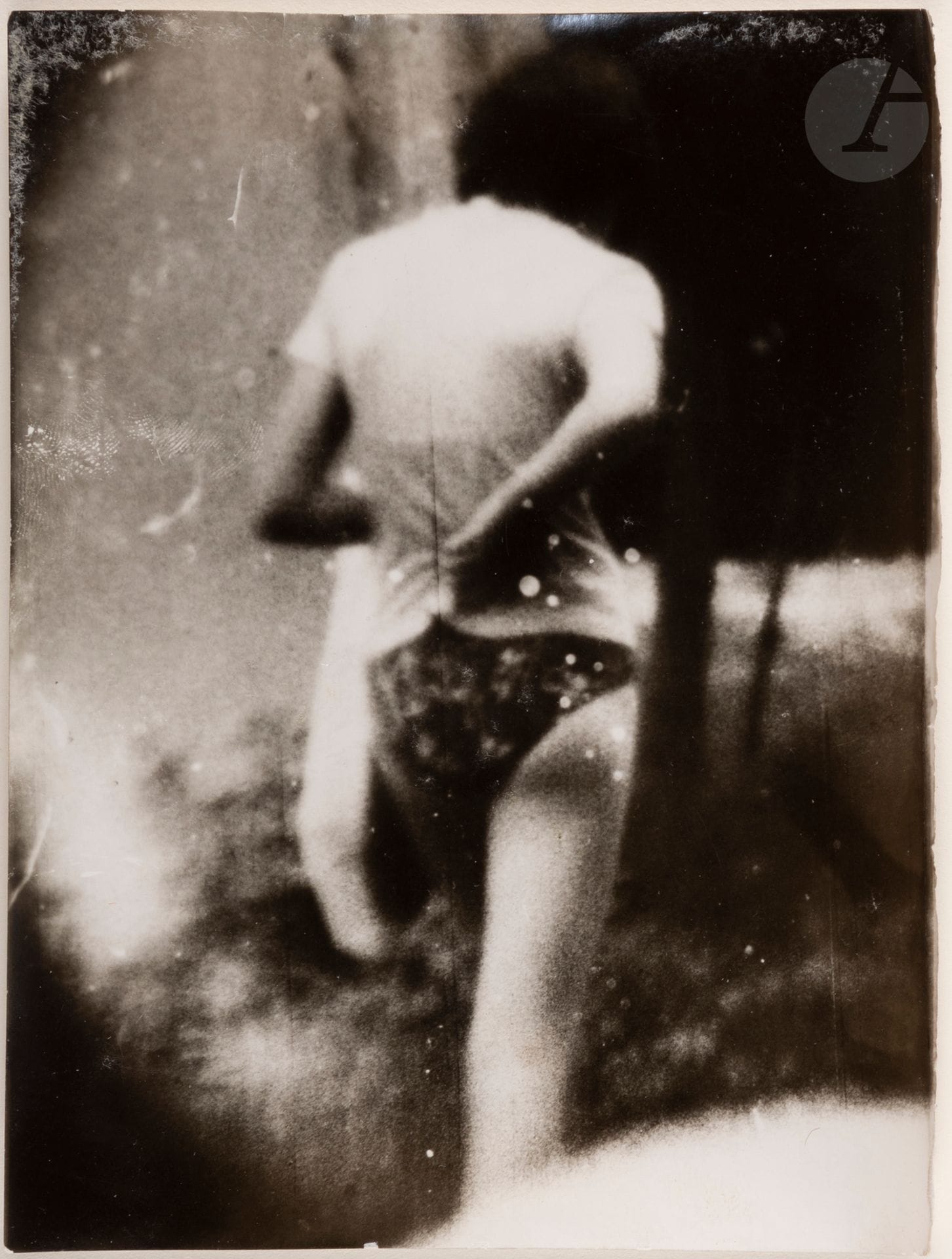 Miroslav Tichy (1926-2011) 
Sans titre [jeune fille de dos], c. 1960-1970. 
Épreuve argentique d’époque montée sur carton par les coins. 
13 x 10 cm 


Miroslav Tichy (1926-2011) 
Untitled [girl from the back], c. 1960-1970. 
Vintage gelatin silver print mounted on cardboard by the corners. 
13 x 10 cm