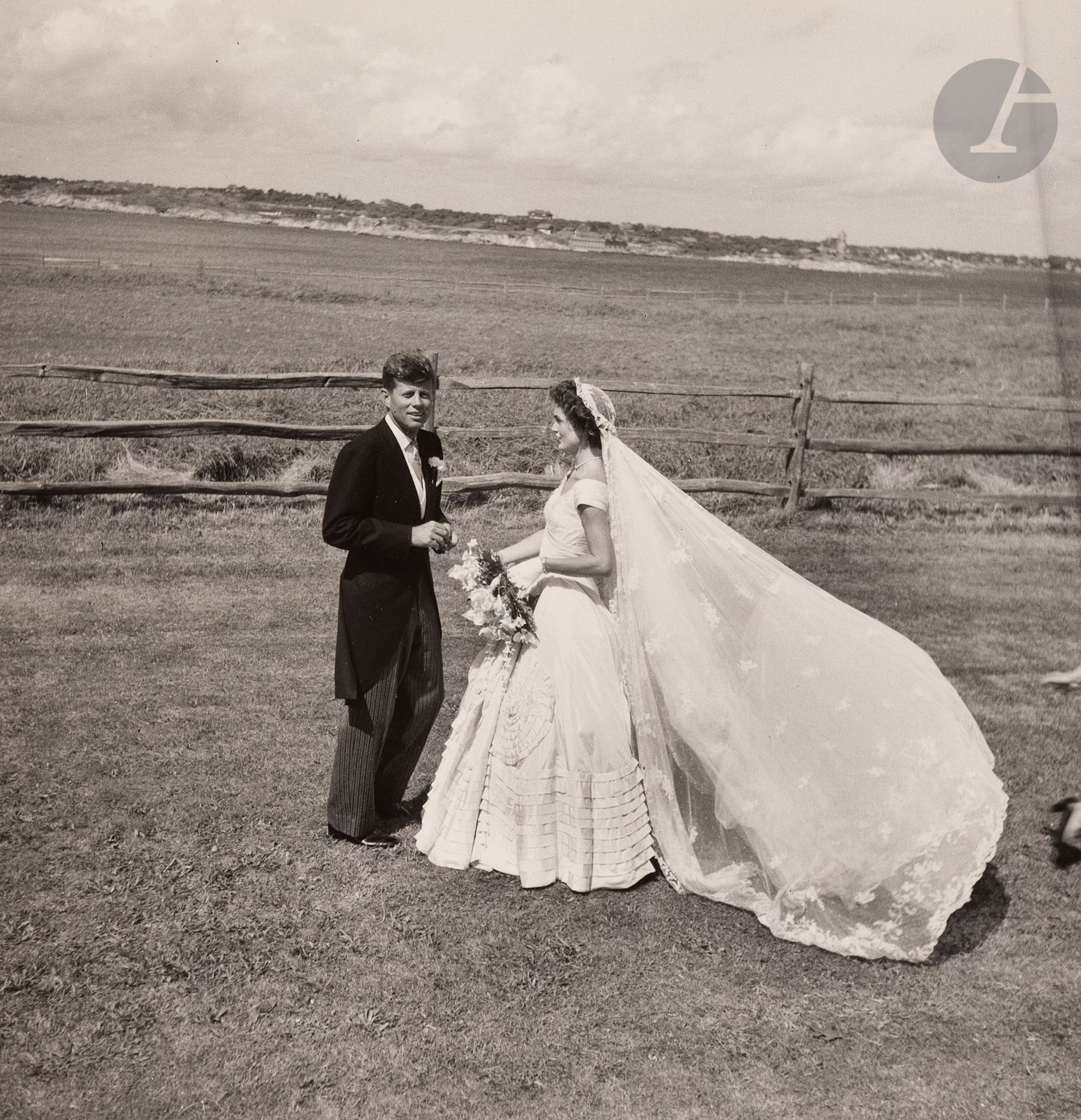 Toni Frissell (1907-1988) 
Mariage de Jackie et John F. Kennedy. Newport, 1953. 
Épreuve argentique (1961). Crédit du photographe, tampon d’agence et annotations manuscrites de John Morris au verso. 
Image : 19,7 x 19,3 cm 
Feuille : 25,2 x 20,3 cm 


Toni Frissell (1907-1988) 
Jackie and John F. Kennedy's wedding. Newport, 1953. 
Gelatin silver print (1961). Photographer's credit, press stamp and handwritten annotations by John Morris on verso. 
Image: 19.7 x 19.3 cm 
Paper: 25.2 x 20.3 cm