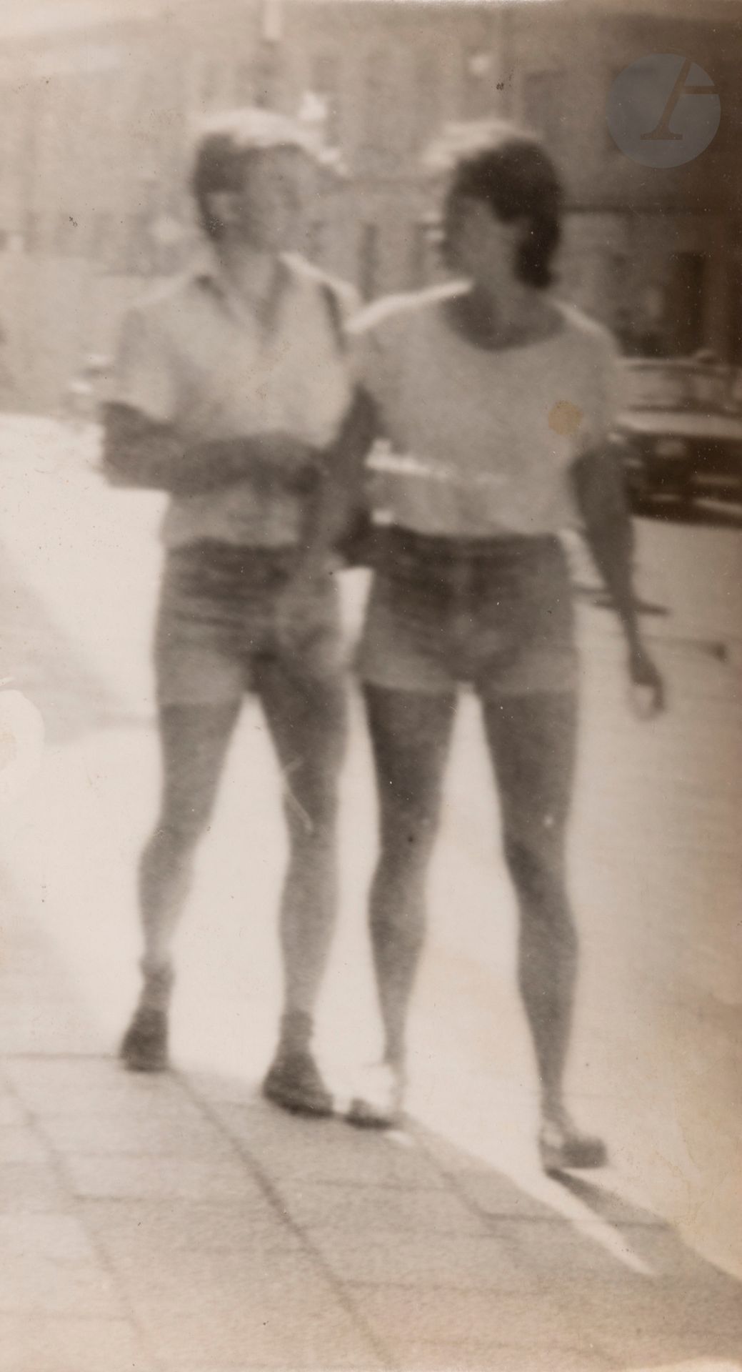 Miroslav Tichy (1926-2011) 
Sans titre [couple], c. 1960-1970. 
Épreuve argentique d’époque montée sur carton par les coins.
18 x 10 cm 


Miroslav Tichy (1926-2011) 
Untitled [couple], c. 1960-1970. 
Vintage gelatin silver print mounted on cardboard by the corners.
18 x 10 cm