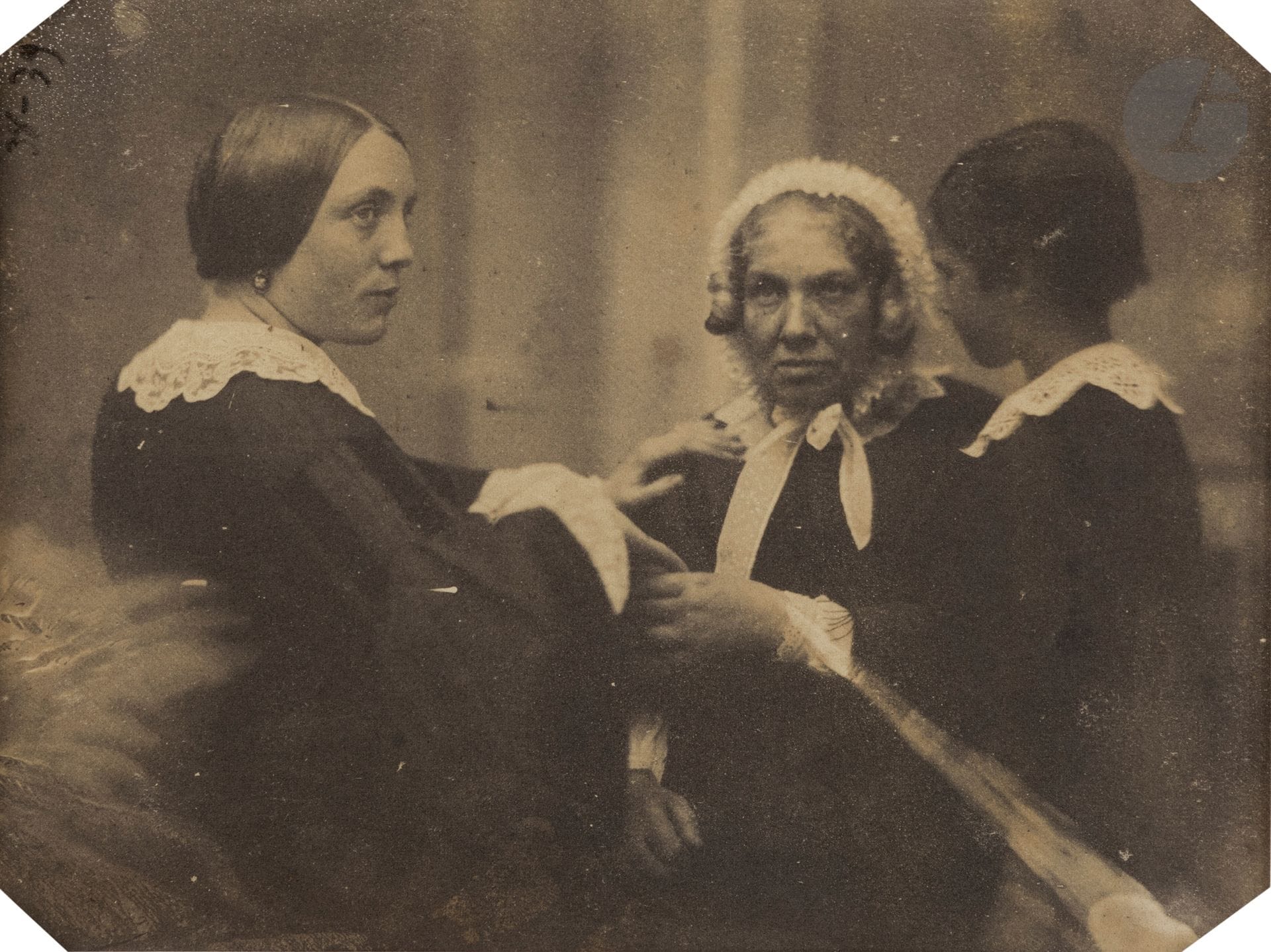 Jean-Baptiste Frenet (1814-1889)
Marie Frénet (épouse de l’artiste). Anne Frappa (belle-mère de l’artiste) et l’une de ses filles, 
c. 1850-1855. 
Épreuve sur papier salé.
16,8 x 22,3 cm (pans coupés)


Jean-Baptiste Frenet (1814-1889)
Marie Frénet (wife of the artist), Anne Frappa (mother-in-law of the artist) and one of her daughters, c. 1850-1855. 
Salt print.
16.8 x 22.3 cm
