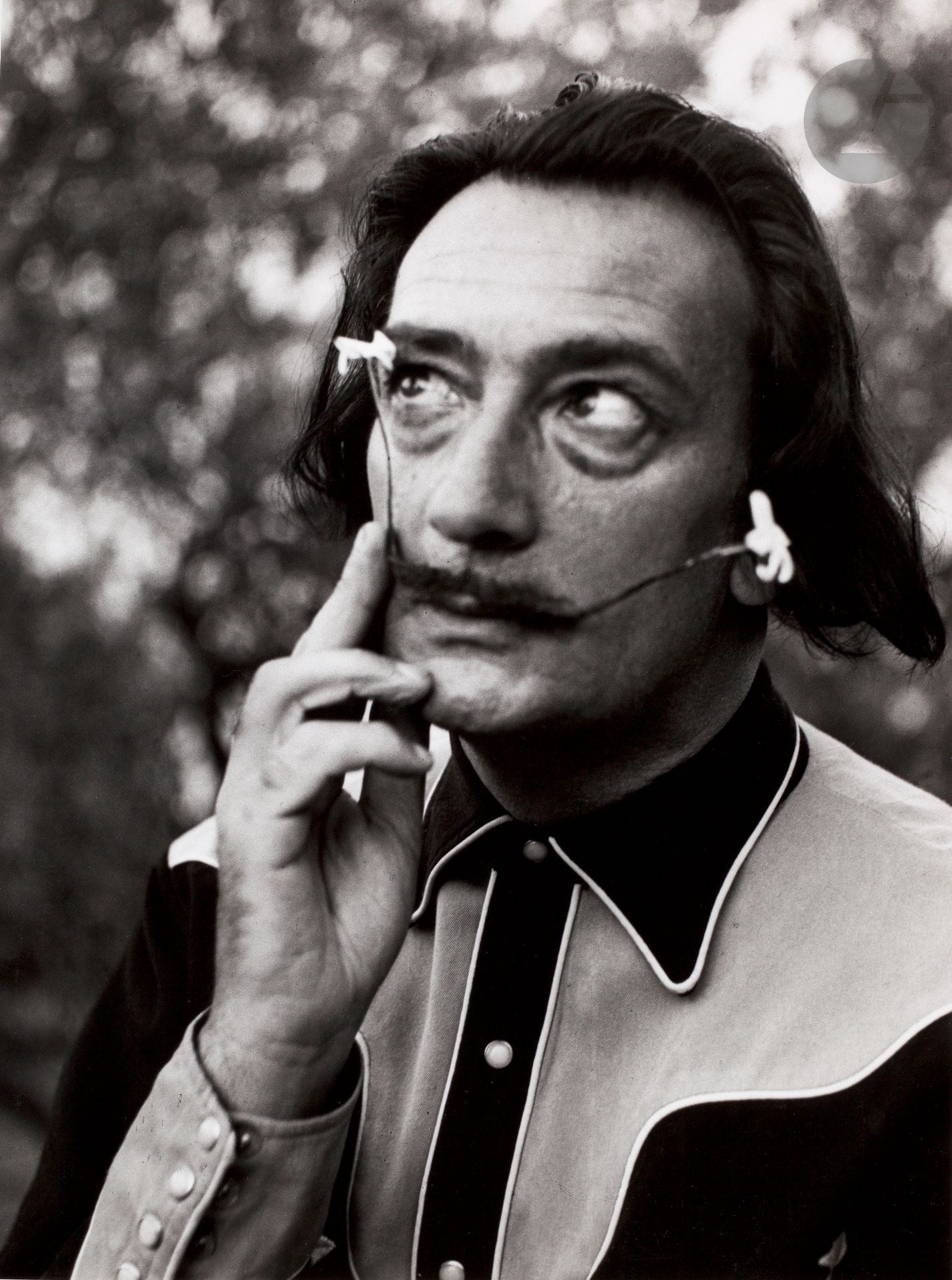 Jean Dieuzaide (1921 - 2003) 
Salvador Dali. Cadaquès. Port Lligat, 17 juillet 1953.
Épreuve argentique (2005). Tampon « Photographié par Jean Dieuzaide »,
titre, dates de prise de vue et de tirage à l’encre au verso.
Image : 37,2 x 27,8 cm
Feuille : 40,3 x 30,5 cm


Jean Dieuzaide (1921-2003)
Salvador Dali. Cadaquès. Port Lligat, 17th of July 1953.
Gelatin silver print (2005). Stamp "Photographed by Jean Dieuzaide", title, dates of shooting and printing in ink on verso.
Image: 37.2 x 27.8 cm
Paper: 40.3 x 30.5 cm