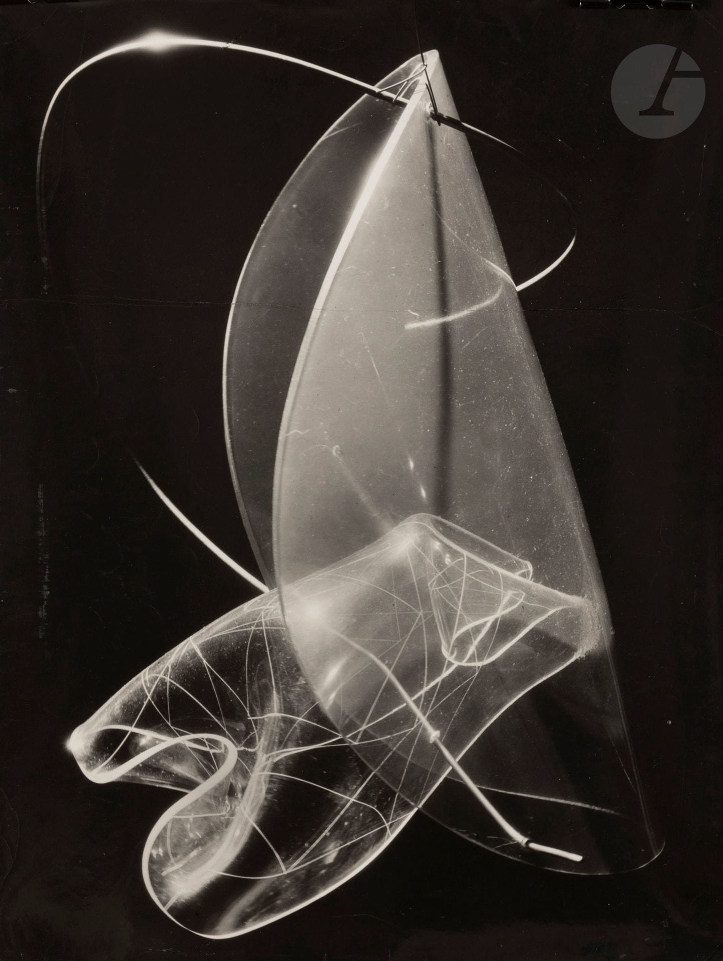 
László Moholy-Nagy (1895-1946)

Sculpture of plexiglas, 1939.

Épreuve argentique d’époque, signée et titrée au crayon avec annotations manuscrites et indications de recadrage au verso. Pliure. 

35,2 x 26,6 cm



Bibliographie :

Sibyl Moholy-Nagy, « László Moholy-Nagy, le peintre » in Art d’aujourd’hui, série 2, n°8, octobre 1951, p. 18.





László Moholy-Nagy (1895-1946)

Sculpture of Plexiglas, 1939.

Vintage gelatin silver print, signed and titled in pencil with handwritten annotations and crop marks on verso. 

Folding. 

35.2 x 26.6 cm



__________________________________________________________________________________________________________________________________________________


