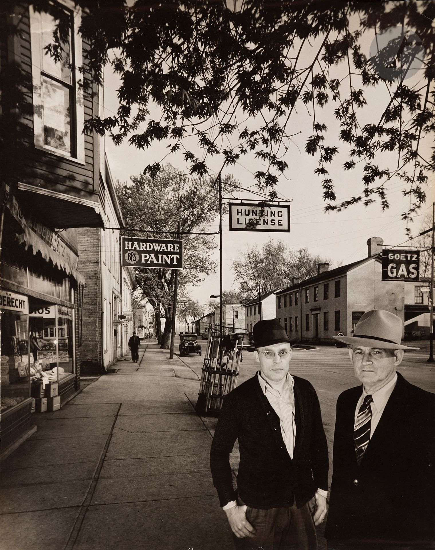 Hansel Mieth (1909-1998) - Otto Hagel (1909-1973) 
Main Street. Ohio, c. 1940. 
Épreuve argentique d’époque. Tampon des photographes et annotations manuscrites de John Morris au verso. 
34 x 26,9 cm 


Hansel Mieth (1909-1998) - Otto Hagel (1909-1973) 
Main Street. Ohio, c. 1940. 
Vintage gelatin silver print. Photographers' stamp and handwritten annotations by John Morris on verso. 
34 x 26.9 cm