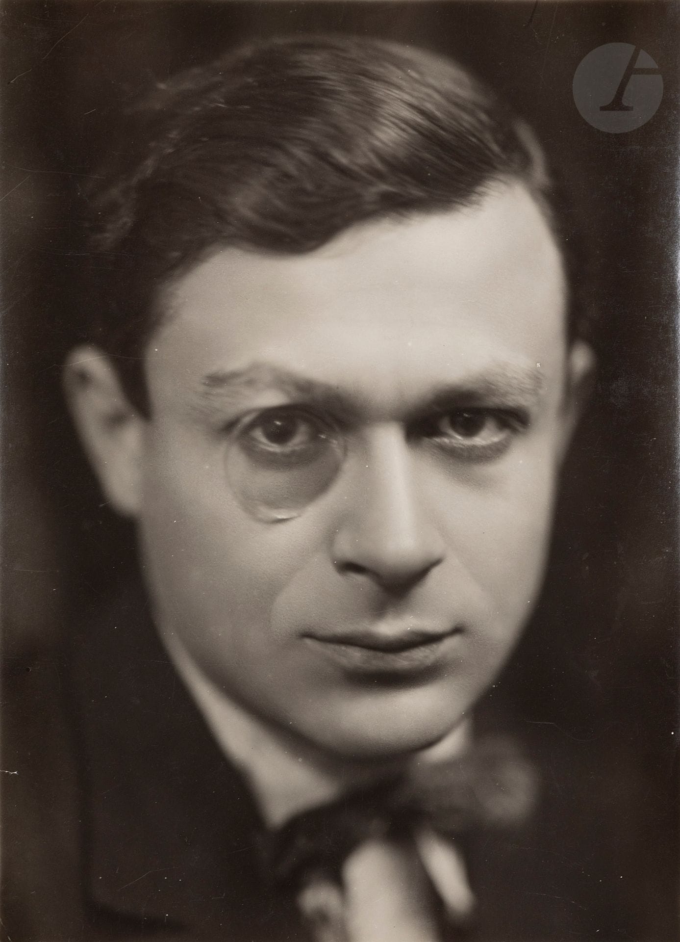 Henri Martinie (1881-1963) 
Tristan Tzara, c. 1925.
Épreuve argentique d’époque. Tampon du photographe et du collectionneur Georges Sirot, annotations manuscrites au verso.
Image : 21 x 15,2 cm
Feuille : 22,5 x 15,8 cm


Henri Martinie (1881-1963) 
Tristan Tzara, c. 1925.
Vintage gelatin silver print. Photographer's stamp and stamp of collector Georges Sirot, handwritten annotations on verso.
Image : 21 x 15,2 cm
Paper : 22,5 x 15,8 cm