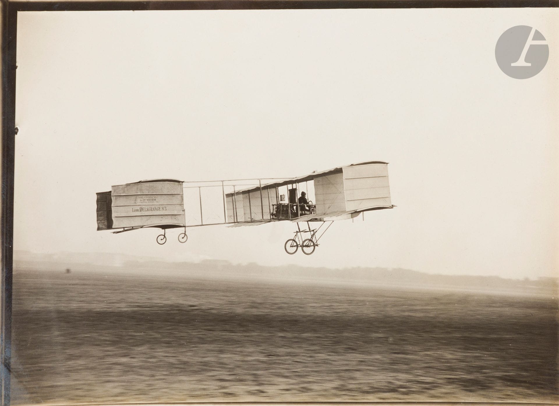 Photographe non identifié 
Pionniers de l’aviation, c. 1908-1909. 
Henri Farman. Wilbur et Orville Wright. Léon Levavasseur. Alberto Santos-Dumont. Louis Blériot. Léon Delagrange. Léon Bollée. Avion biplan Léon Delagrange n°3. Démonstration avec un singe. Aviateurs en voiture dans un aéroclub. La journaliste Jeanne Laloë. Le grand ballon dirigeable Clément Bayard. Appareil des frères Wright. 
21 épreuves argentiques d’époque. Annotations et dates manuscrites au crayon avec tampon de presse (2) aux versos. 
Format moyen : 13 x 18 cm 

On joint quatre (4) épreuves argentiques d’époque sur le sport d’hiver. 
Format moyen : 12,5 x 17 cm 


Unidentified photographer 
Aviation pioneers, c. 1908-1909. 
Henri Farman. Wilbur and Orville Wright. Léon Levavasseur. Alberto Santos-Dumont. Louis Blériot. Léon Delagrange. Léon Bollée. Léon Delagrange biplane n°3. Demonstration with a monkey. Aviators in a car in an aeroclub. The journalist Jeanne Laloë. The great airship Clément Bayard. Wright brothers' aircraft. 
21 vintage gelatin silver prints. Handwritten annotations and dates in pencil with press stamp (2) on verso. 
Average size : 13 x 18 cm 

Included four vintage gelatin silver prints on winter sports.  
Average size : 12,5 x 17 cm