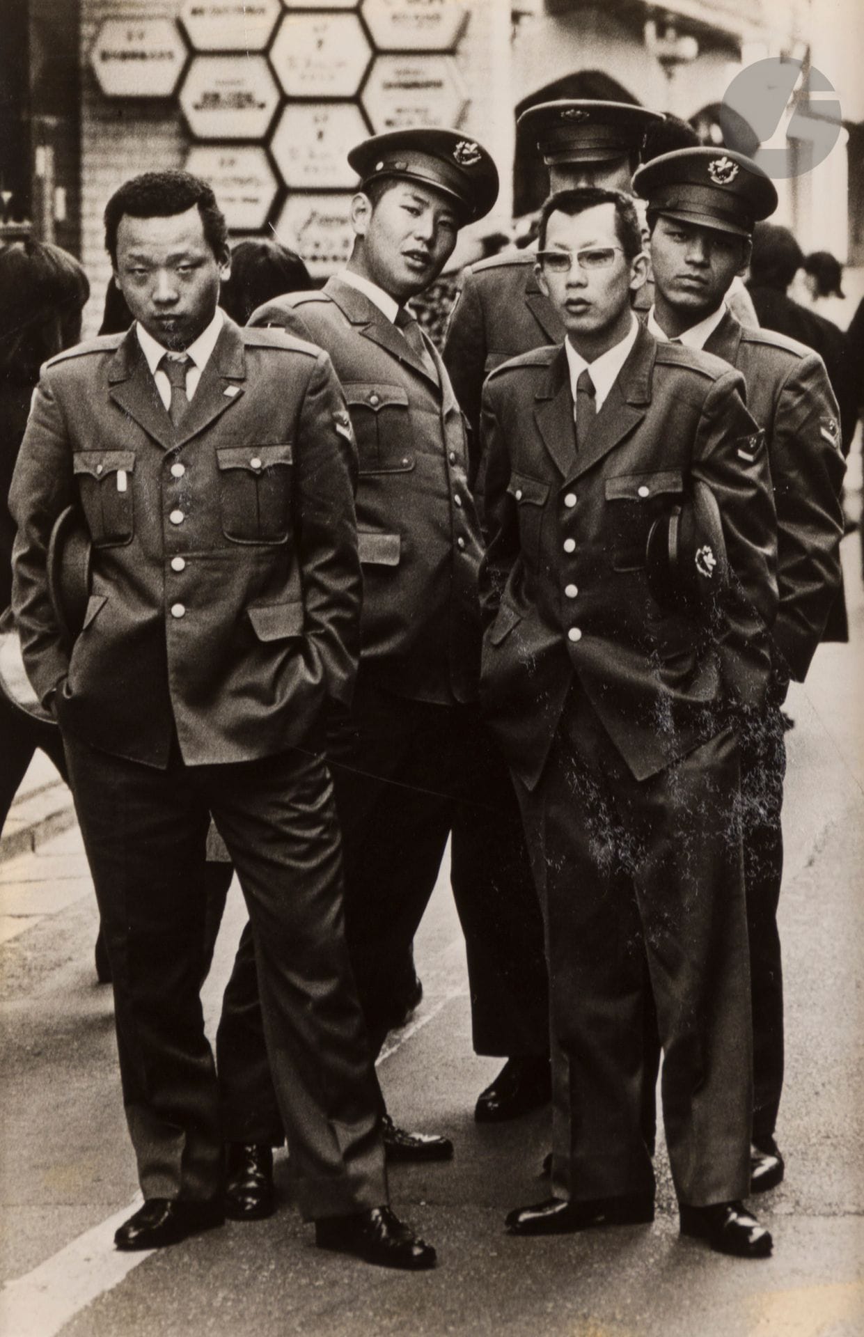 Daido Moriyama (1938)
Sans titre [Militaire Japonais]
Hamamatsu. 1968.
Épreuve argentique d’époque sur papier Kodak. 
Image : 17,1 x 11,5 cm 
Feuille : 18,4 x 12,5 cm 


Daido Moriyama (1938)
Untitled [Japanese Military]
Hamamatsu. 1968.
Vintage gelatin silver print on Kodak paper. 
Image: 17.1 x 11.5 cm 
Paper : 18,4 x 12,5 cm