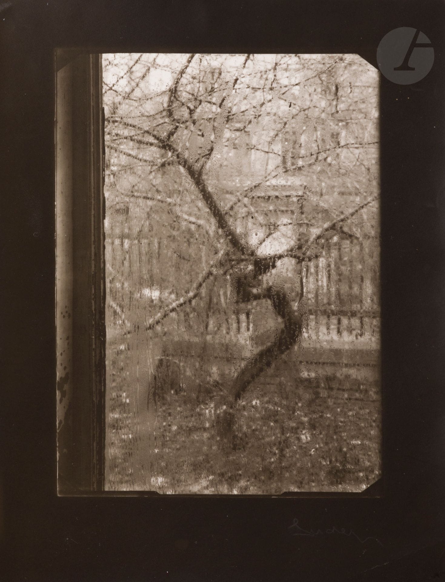 Josef Sudek (1896-1976) 
The Window of My Studio, c. 1944-1954.
Épreuve argentique (c. 1960), signée dans la marge inférieure à droite.
Image : 18 x 12,5 cm
Feuille : 23,4 x 18 cm


Josef Sudek (1896-1976) 
The Window of My Studio, c. 1944-1954.
Gelatin silver print (c. 1960), signed in the lower right margin.
Image: 18 x 12.5 cm
Paper : 23,4 x 18 cm