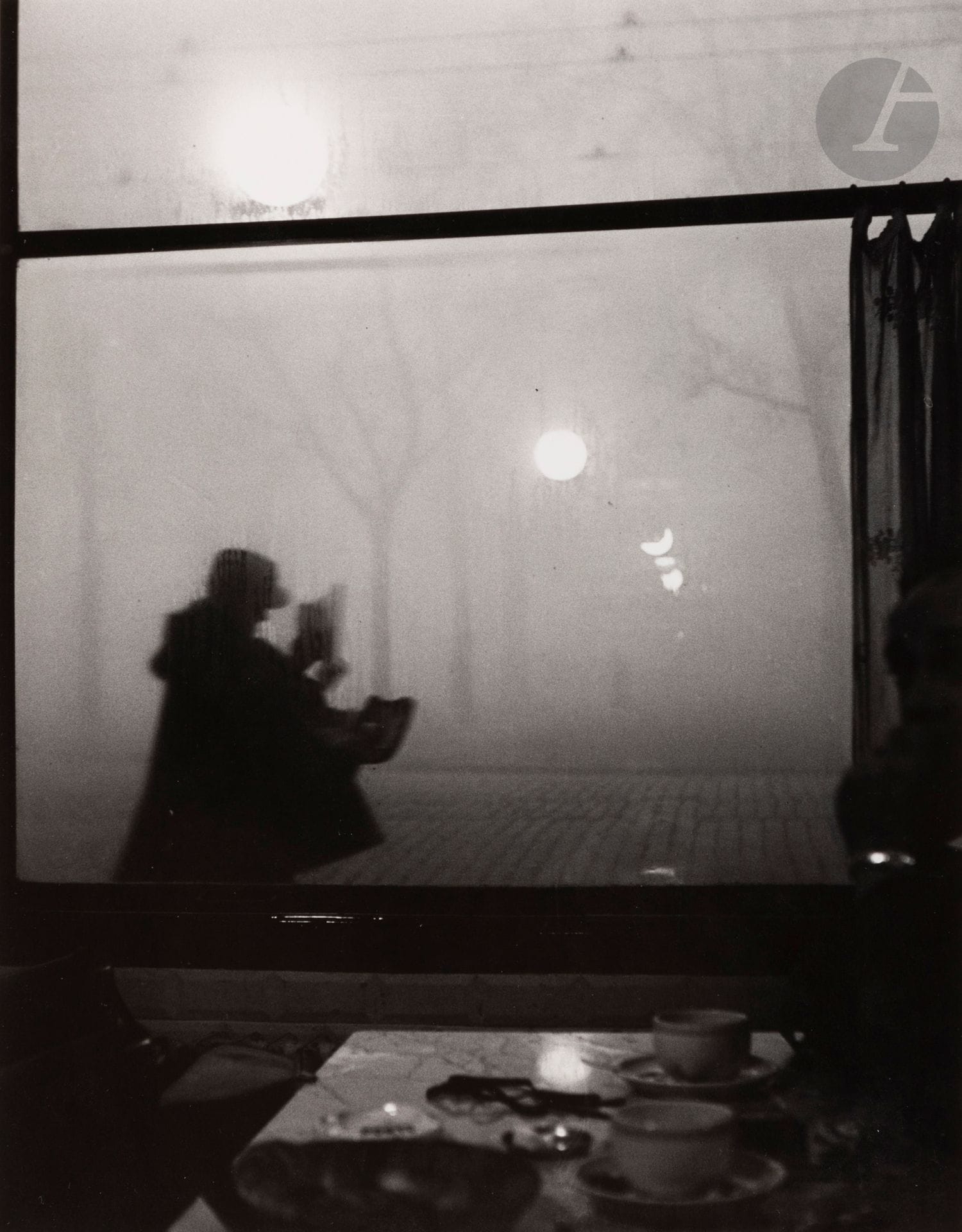 Sabine Weiss (1924-2021) 
Postman in Lyon, 1950. 
Silver print (c. 1980), dedicated and signed in ink in the lower right margin. Signature of the photographer on the reverse. Signature, date and title in pencil on the mat. 
Image : 30,5 x 23,2 cm 
Sheet : 40 x 30 cm 


Sabine Weiss (1924-2021) 
Postman in Lyon, 1950. 
Gelatin silver print (c. 1980), dedicated and signed in ink in the lower right margin. Photographer's signature on verso. Signature, date and title in pencil on the mat. 
Image : 30,5 x 23,2 cm 
Paper : 40 x 30 cm










