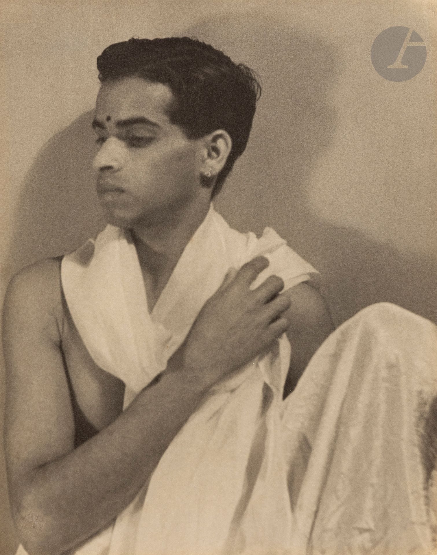 Lionel Wendt (1900-1944
)Young Man with Draped Cloth. Sri Lanka, c. 1935.
period silver print. Handwritten annotations on verso.
Image: 36.8 x 29.3 cmSheet
: 38 x 30.5 cmLionel


Wendt (1900-1944)
Young man with drape. Sri Lanka, c. 1935.
Vintage gelatin silver print. Handwritten annotations on verso.
Image : 36,8 x 29,3 cmPaper
: 38 x 30,5 cm










