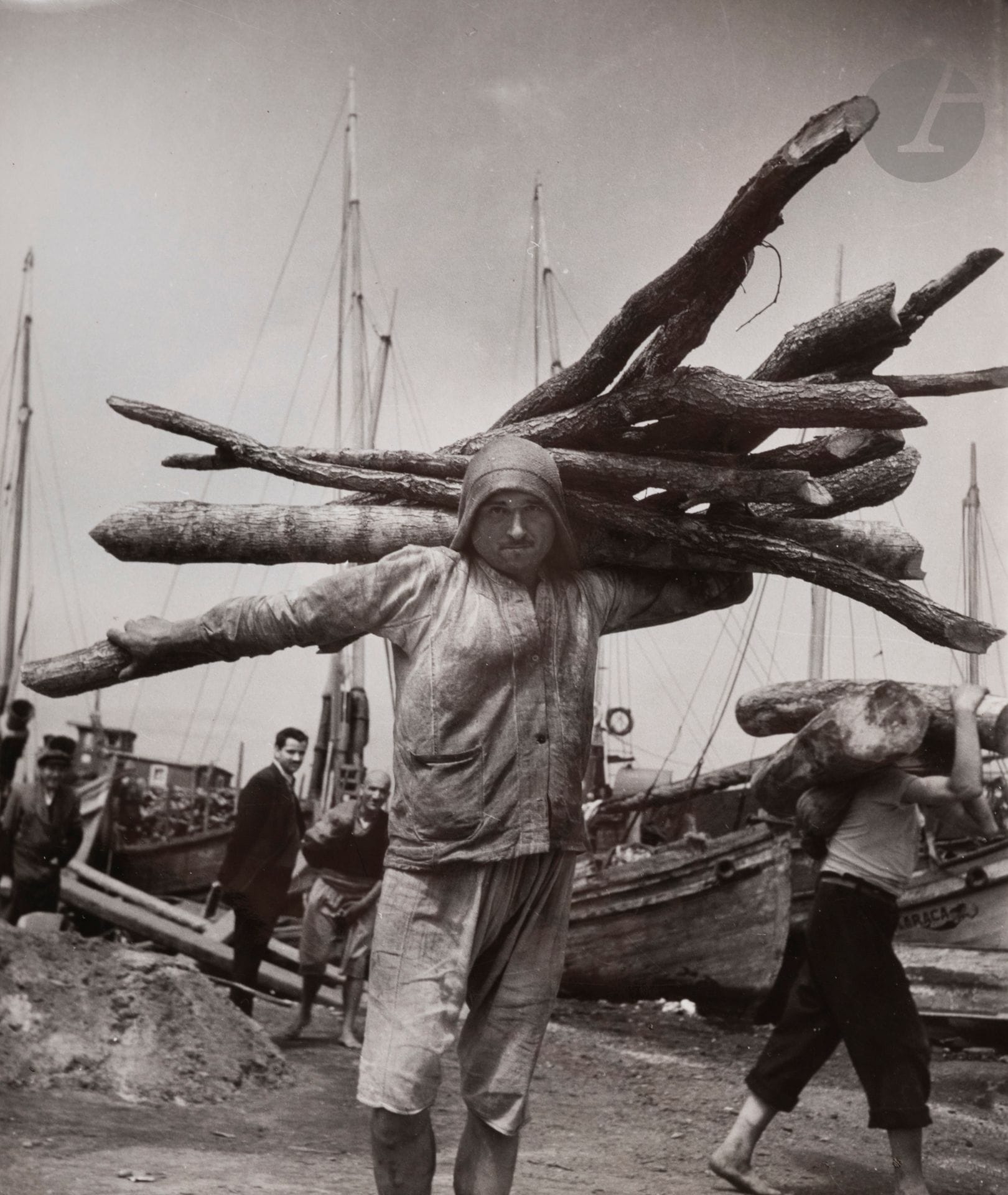 Brassaï (Gyula Halász, dit) (1899-1984)
Transport du bois sur le port, c. 1930 
Épreuve argentique d’époque. Tampon « Brassaï - 81, Faubourg St-Jacques » au verso. 
28 x 23,5 cm 


Brassaï (Gyula Halász) (1899-1984)
Wood transport on the Harbor, c. 1930 
Vintage gelatin silver print. Stamp "Brassaï - 81, Faubourg St-Jacques" on verso. 
28 x 23,5 cm