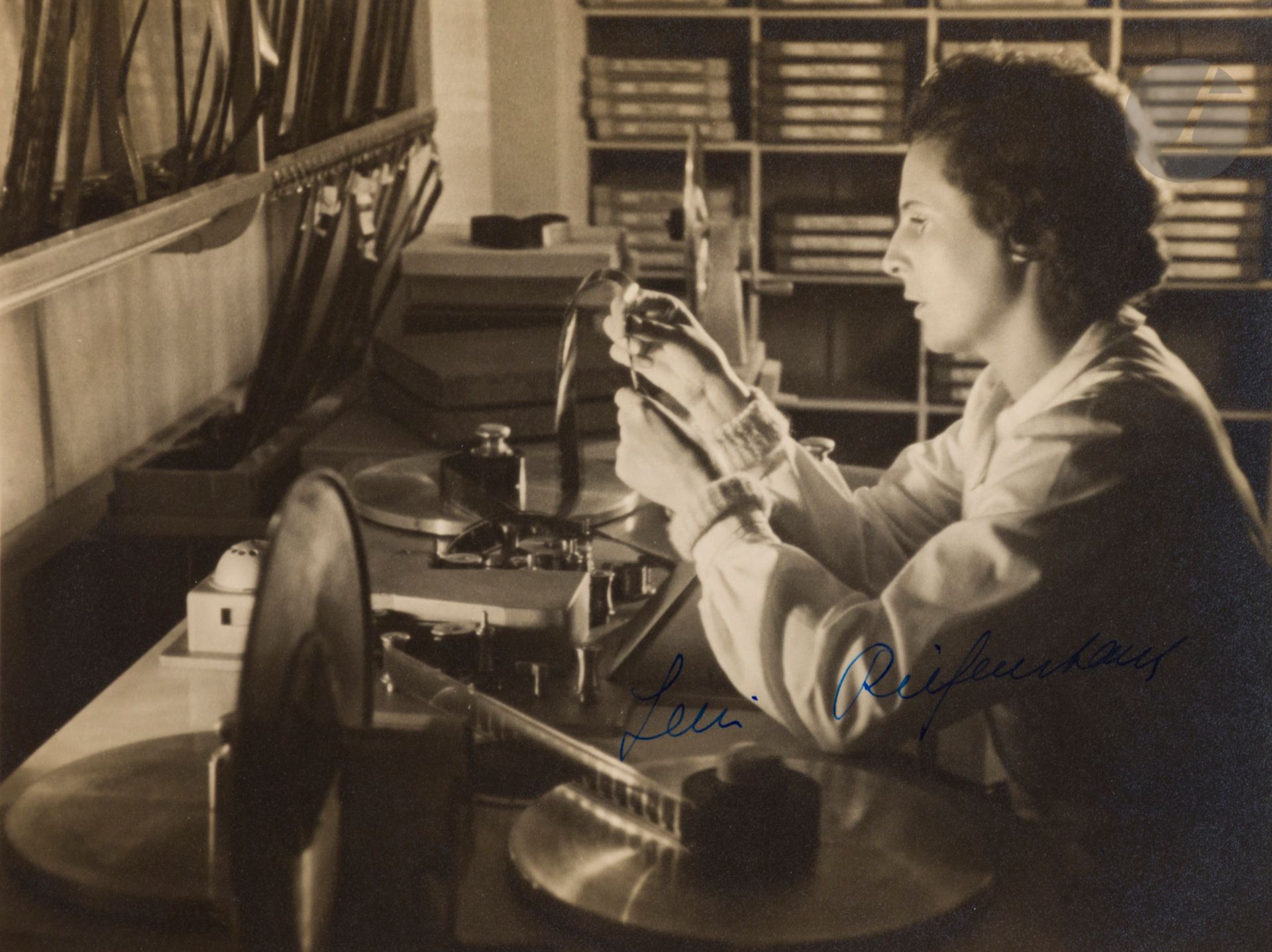 Rolf Lantin (1903-1964)
Leni Riefenstahl, c. 1940.
Épreuve argentique d’époque, signée par Leni Riefenstahl à l’encre bleue à droite. Tampon « Olympia-Film » avec crédit du photographe au verso.
Image : 16,3 x 22 cm
Feuille : 17,2 x 22,8 cm


Rolf Lantin (1903-1964)
Leni Riefenstahl, c. 1940.
Vintage gelatin silver print. Olympia-Film stamp with photographer's signature on verso.
Image: 16.3 x 22 cm
Sheet: 17.2 x 22.8 cm