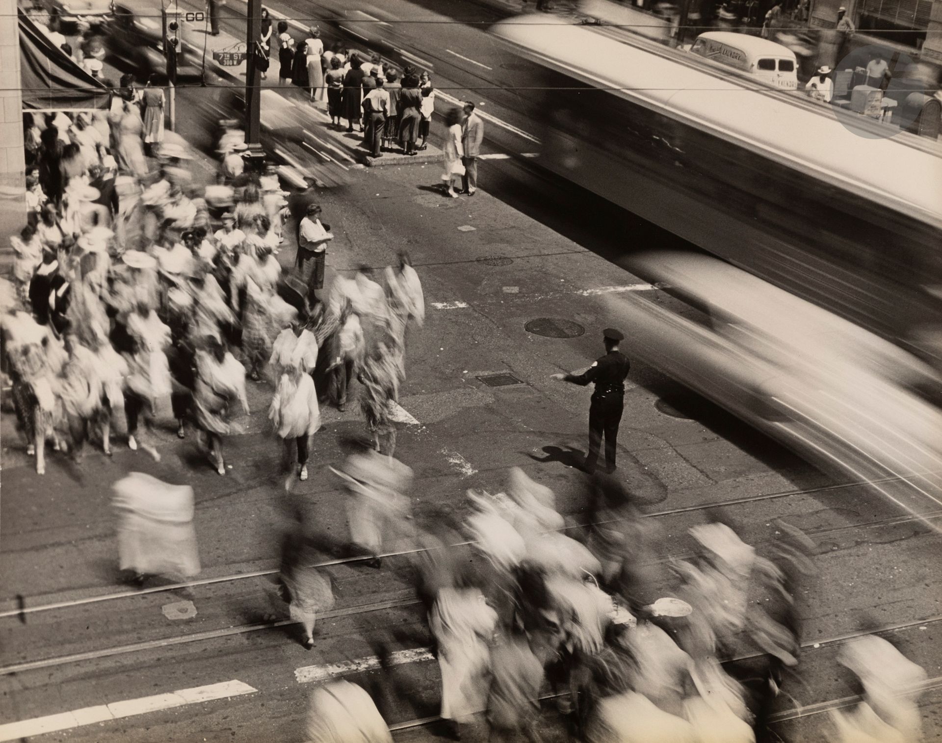 Paul Bosner 
The ballet of an ordinary street corner, c. 1960.
Épreuve argentique d’époque. Tampon du photographe et annotations manuscrites de John Morris au verso. 
18,6 x 24 cm 


Paul Bosner 
The ballet of an ordinary street corner, c. 1960.
Vintage gelatin silver print. Photographer's stamp and handwritten annotations of John Morris on verso. 
18,6 x 24 cm