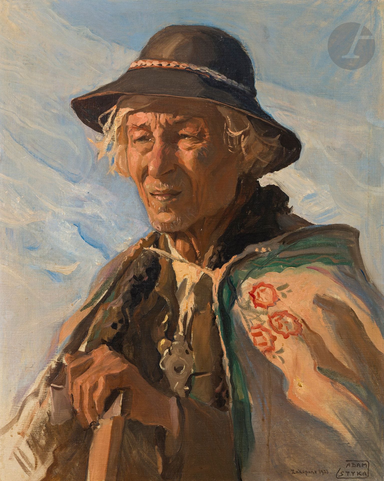 Adam STYKA (1890-1959)
Montagnard de Zakopane, 1933 [Góral z Zakopanego]
Huile sur carton.
Signée, datée et située "Zakopane " en bas à droite.
Étiquettes TZSP et Robinot Frères au dos.
70 x 55,5 cm

[Kolekcja Paula Schlockoff]

Exposition :
Towarzystwo Zachęty Sztuk Pięknych, 1933.
Bibliographie :
Compte rendu de l'activité du TZSP à Varsovie pour l'année 1933, p. 34. 

Les Styka de Paul Schlockoff - lots 6 à 27
La riche correspondance présentée lot 26 témoigne de la relation proche qu’Adam Styka a gardée avec Paul Schlockoff, ami de la famille. Après avoir émigré à la fin des années 40 aux États-Unis, Adam lui confie la gestion de ses affaires parisiennes. Il échange aussi sur sa vie quotidienne et les membres de sa famille. L’ensemble que nous dispersons est depuis resté dans la famille de Paul Schlockoff. À travers ces dessins et tableaux, nous découvrons le père, Jan Styka, élève fidèle de Jan Matejko. Dans son œuvre, il évoque souvent la Pologne martyrisée et déchirée au cours du XIXe siècle. Il fait appel à sa grande culture classique, à sa connaissance de la mythologie et à la religion. Les œuvres de Tadé et Adam, qui ont reçu une solide formation de leur père, appartiennent à une nouvelle génération, celle de la liberté et de l’ouverture au monde. 
Les lettres d’Adam permettent de mieux comprendre le destin de ces hommes qui ont consacré leur vie à l’art sans jamais oublier leur patrie, même loin de ses frontières.

