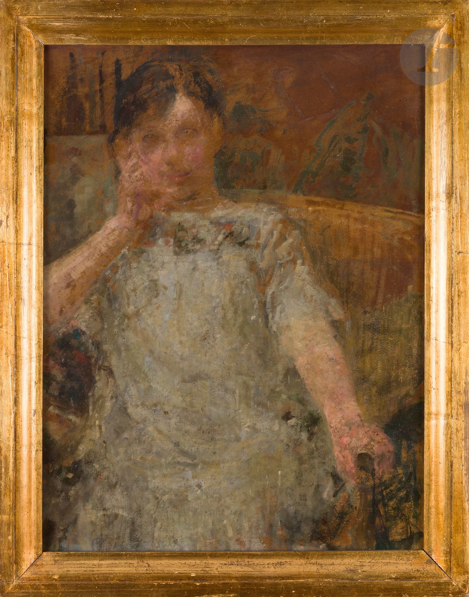 Olga Boznańska (1865-1940)
Mme Jagoszewska en jeune fille
Huile sur carton.
81 x 61,5 cm

Exposition : 
Biennale de Venise 1938 (n° 20).
Provenance : 
collection particulière.
Au verso, collées quatre étiquettes :
- XXIe Exposition Biennale Internationale des Beaux-Arts, Venise 1938, mentionnant le nom de l’artiste Olga Boznańska, le titre de l’œuvre Mme Jagoszewska en jeune fille ; le nom de la propriétaire Mme Jagoszewska et son adresse au 49 rue de l’Université dans le 6e arrondissement de Paris.
- XXI. Esposiz.[ione] Biennal.[e] Internaz.[ionale] d’Arte di Venezia – 1938 – XVI avec le n° 15.
- Lucien Lefebvre-Foinet, 19, rue Vavin et 2, rue Bréa, Paris VIe, Couleurs et toiles fines, avec un cachet illisible.
- Une étiquette illisible.


En 1938, la XXIe Biennale de Venise célèbre l’œuvre d’Olga Boznańska, peintre polonaise, en accueillant son exposition rétrospective. Née d’un père polonais et d’une mère française, elle se forme à Munich, puis s’installe à Paris dès 1898. L’artiste s’y crée une réputation de portraitiste tout en gardant les contacts étroits avec sa Pologne natale. Recluse dans son atelier installé au cœur de Montparnasse, elle se dédie à son travail, mais grâce à sa bienveillance et son talent exceptionnels, elle reste une figure centrale au sein de la colonie artistique non seulement polonaise, mais aussi internationale de la capitale française.
Le portrait de Mme Jagoszewska, jeune femme faisant elle aussi partie de la colonie polonaise de Paris, est un parfait exemple du style de portraits de Boznańska de la période plus tardive, où la peintre se concentre sur la figure de son modèle qu’elle place dans un espace quasi-abstrait, défini avec quelques coups de pinceau jetés librement sur son support préféré de carton à peine préparé. Le modèle perdu dans ses pensées, vêtu d’une robe blanche qui fait penser à une robe de mariage, la tête appuyée sur son bras plié, y est assis dans un grand fauteuil dont quelques lignes suggèrent vaguement la forme.

Olga BOZNAŃSKA (1865 Cracovie - 1940 Paris), après avoir étudié la peinture à Cracovie et à Munich, se fixa à Paris en 1898, où elle exposa régulièrement au Salon de la Société nationale des beaux-arts, ainsi qu’au Salon d’automne, au Salon des Tuileries, et dans des galeries privées. Elle montra ses œuvres à travers l’Europe, aux États-Unis et au Japon et fut lauréate de nombreux prix, médailles et distinctions, dont la médaille d’or à la IIIe Internationale Kunst-Ausstellung à Vienne en 1894, la mention honorable à l’Exposition universelle de 1900 de Paris, la médaille d’or à la Xe Exposition Internationale de l’Art de Munich de 1905, ou la médaille de bronze à l’Exposition Internationale d’Art au Carnegie Institute à Pittsburgh en 1907. L’une des plus importantes artistes polonaises, elle est célèbre notamment pour ses portraits et ses natures mortes peints dans son style bien individuel. Ses œuvres se trouvent dans tous les plus importants musées de Pologne, en particulier aux Musées nationaux de Cracovie et de Varsovie, ainsi qu’au Musée d’Orsay, au Musée Émile Verhaeren en Belgique, à la Galerie nationale d’art à Lviv, au Ca’ Pesaro à Venise, au Carnegie Museum of Art à Pittsburgh, au Smithsonian American Art Museum à Washington, D.C., au Telfair Museum à Savannah, ainsi que dans de très nombreuses collections particulières à travers le monde.

Dr Ewa Bobrowska, CEBM-Cabinet d’expertises Bobrowska-Mielniczuk (cebmparis@gmail.com).