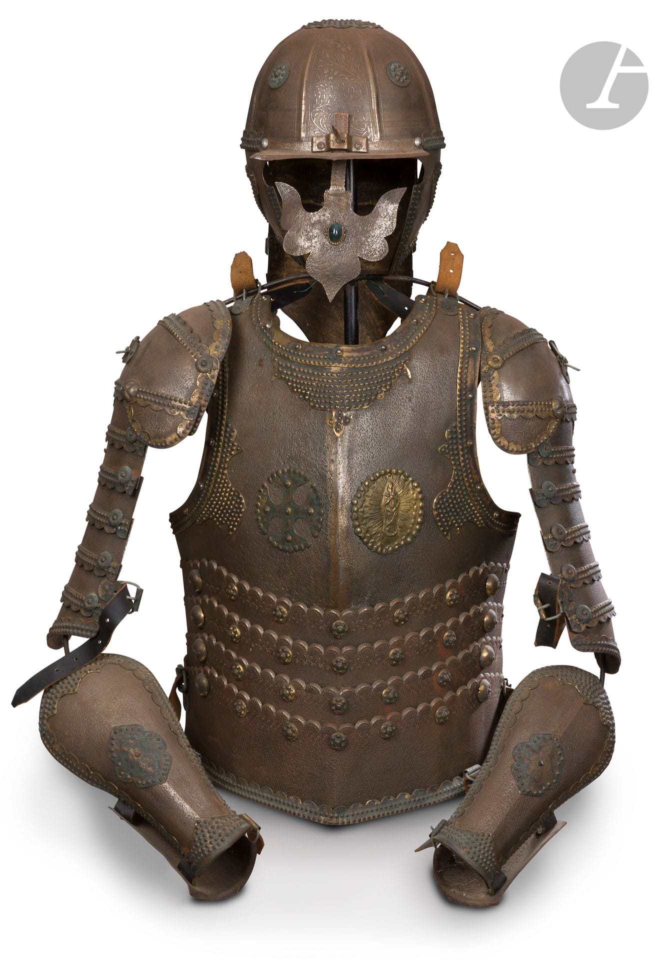 Armure du hussard polonais
En métal garni de laiton découpé. Elle est composée de :
- un casque à oreilles et nasal découpé,
- un plastron à écailles dentelées, orné d’un motif rayonnant à la Vierge en laiton,
- canons d'arrière-bras,
- canons d’avant-bras,
Attaches en cuir.
A.B.E. XXe siècle.
On y joint un bouclier en forme d’écu, gravé à l’acide des grandes armes de la République des deux nations (Pologne et Lituanie), à deux attaches en cuir et une pique à flamme à la croix templière pattée en drap blanc et rouge.
Fabrications modernes.

 

Lot présenté par Jean-Claude Dey et Arnaud de Gouvion Saint-Cyr – jean-claude.dey@wanadoo.fr