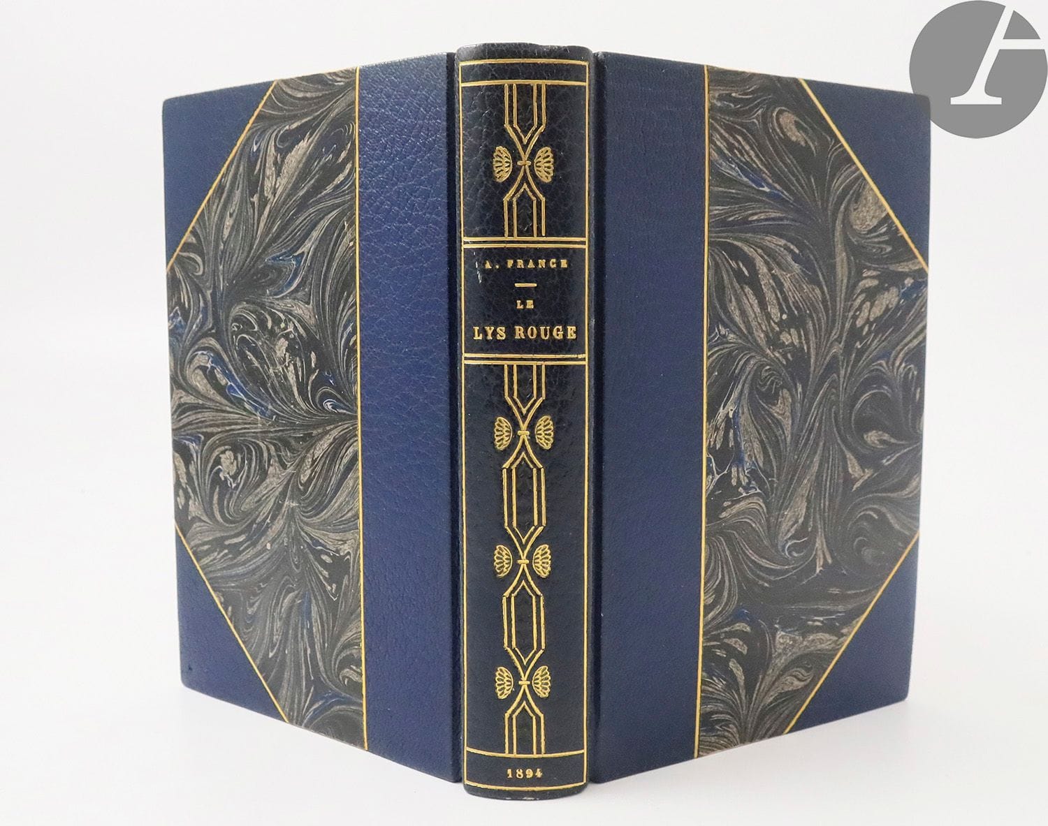 FRANCE (Anatole).
Le Lys rouge.
Paris : Calmann Lévy, 1894. — In-18, bradel demi-maroquin bleu foncé à coins, filets dorés, dos lisse orné, non rogné, couverture et dos conservés (Carayon).
Édition originale de l'un des plus célèbres romans d'Anatole France, en partie autobiographique.

UN DES 55 EXEMPLAIRES SUR PAPIER DE HOLLANDE (n° 38), très bien relié par Carayon.