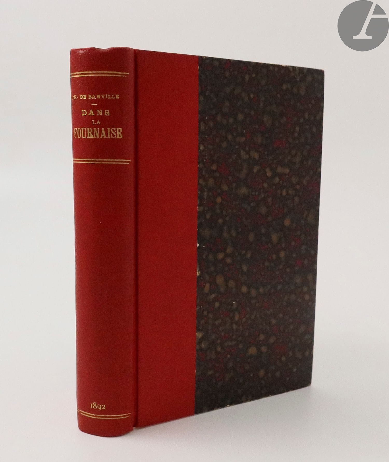 BANVILLE (Théodore de).
Dans la fournaise. Dernières poésies.
Paris : Bibliothèque Charpentier, G. Charpentier et E. Fasquelle, 1892. — In-12, demi-toile chagriné rouge à la bradel, dos lisse, tête mouchetée, non rogné, couverture conservée (Dasset).
Édition originale illustrée d'une composition en noir d'après Georges Rochegrosse en frontispice.

UN DES 15 EXEMPLAIRES SUR PAPIER DE HOLLANDE (n° 10), avec le frontispice tiré sur chine.

Bon exemplaire en reliure de Dasset, relieur bruxellois.
