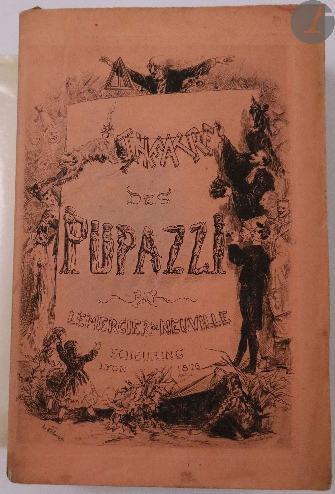 LEMERCIER DE NEUVILLE (Louis).
Théâtre des Pupazzi.
Lyon : N. Scheuring, 1876. — In-8, broché.
Édition collective en partie originale réunissant 18 saynètes pour pupazzi, marionnettes satiriques créées par l’auteur.

« La troupe des Pupazzi forme un personnel dramatique comme on n’en vit sur les planches d’aucun théâtre. Plus illustres que les sociétaires de la Comédie-Française, mieux d’accord que les chanteurs de l’Opéra, moins exigeants que les ténors de Russie et les fauvettes d’Amérique, plus amusants que les farceurs des Bouffes et du Palais-Royal, plus souples qu’Auriol, plus mignons que les acteurs de la troupe enfantine de feu le théâtre Comte, ces fantoches de bois et de chiffons ne représentent-ils pas l’idéal d’une troupe dramatique ? Impresario, auteur, acteur, souffleur, machiniste, décorateur et sculpteur, Lemercier de Neuville est l’âme de ce microcosme merveilleux » (p. ij).

L’édition est illustrée d’un portrait de l’auteur gravé par Fugère et de 18 très beaux en-têtes gravés à l’eau-forte dont un d’après Cham et un autre d’après Bertall. Chaque saynète est suivie d’une notice donnant des informations sur la pièce.

Un des quelques exemplaires imprimés sur papier vergé, très bien conservé. La couverture comporte une belle gravure de Lalauze.

EXEMPLAIRE DU CARICATURISTE, JOURNALISTE ET PHOTOGRAPHE ÉTIENNE CARJAT (1828-1906), AVEC SA SIGNATURE AUTOGRAPHE SUR LE FAUX TITRE.

Cette provenance est ici d'une grande importance. Lemercier de Neuville considérait Carjat comme le parrain des pupazzi. Ce fut effectivement lui, avec Gustave Doré, qui encouragea l'auteur à présenter ses marionnettes au public, et ce fut dans l'atelier du photographe qu'eut lieu le 28 novembre 1863 la première représentation des pupazzi.

Exemplaire enrichi d'une petite L.A.S. d'Étienne Carjat, demandant au destinataire deux places pour ce soir (jeudi 8 juillet).