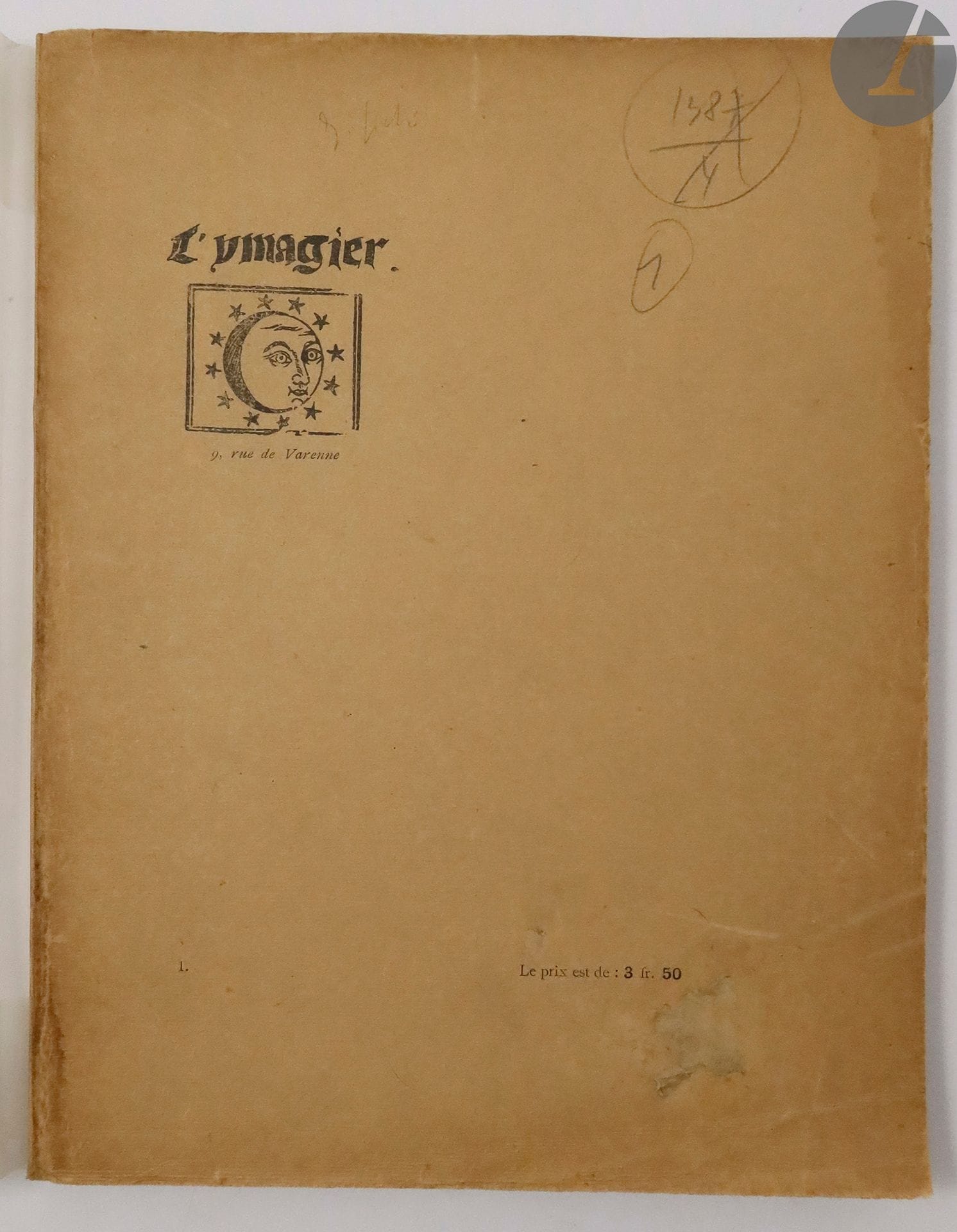 [REVUE] - JARRY (Alfred) - GOURMONT (Remy de).
L'Ymagier.
Paris : L'Ymagier, octobre 1894- . — 7 numéros in-4, brochés.
Ensemble des 7 premiers numéros sur les 8 parus de cette célèbre revue littéraire illustrée fondée par Alfred Jarry et Remy de Gourmont.

Chaque fascicule est illustré de nombreuses compositions hors et dans le texte (imageries populaires, estampes, bois gravés, lithographies) d’Armand Seguin, du Douanier Rousseau, d’Alfred Jarry, Paul Gauguin, Richard Gheym, Maurice Delcour, Georges d’Espagnat, Émile Bernard, etc. Cette illustration forme le cœur de la revue comme le signale Remy de Gourmont en tête du premier numéro : « À côté et au-dessous de la littérature imprimée court le fleuve oral, contes, légendes, chansons populaires. Il y a aussi l’imagerie populaire, aujourd’hui synthétisée dans la fabrique d’Epinal, hier florissant en trente villes, mais surtout à Troyes. Cette imagerie, feuilles volantes ou pages de livrets, est connues d’archéologues et de quelques amateurs : elle est, primordialement, notre sujet même, et tout le reste, dans l’Ymagier ne viendra que par surcroit, ornement, source, objet d’étude ou de comparaison » (pp. 6-7).

Exemplaires sur papier ordinaire, complets des illustrations et planches requises, à l'exception de la lithographie « La Guerre » de Henri Rousseau dans le second numéro. Le premier numéro comporte la bonne couverture d'octobre 1894, et l'on trouve bien les brochures publicitaires du Mercure de France à la fin des numéros 1 et 2. Il manque le feuillet du sommaire dans le numéro 4.

Dans l'ensemble les couvertures présentent des déchirures, surtout sur les bords et parfois au dos, ainsi que des salissures et quelques piqûres. La plus abîmée est celle du sixième numéro, présentant des manques sur les bords et d'importantes déchirures au second plat. Du fait de la mauvaise qualité du papier, plusieurs feuillets sont effrangés, surtout dans le numéro 6. Couverture du premier numéro remontée, traces de mouillures sur les bords des premiers feuillets de ce même numéro. Déchirure sans manque à la seconde image d'Épinal du numéro 3. Déchirure restaurée au premier feuillet du numéro 4.