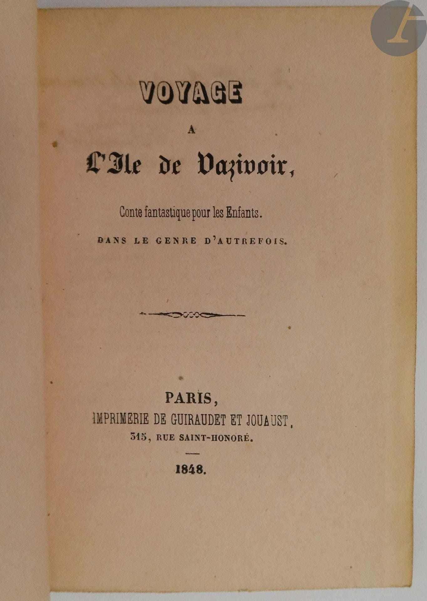 BONNARDOT (Alfred).
Voyage à L'Ile de Vazivoir, Conte fantastique pour les Enfants. Dans le genre d'autrefois.
Paris : imprimerie de Guiraudet et Jouaust, 1848. — In-32, demi-veau havane à coins, dos à nerfs orné à la grotesque, tête dorée, non rogné (Ve Niédrée). 
Édition originale très rare, de cette curiosité bibliophilique tirée à seulement 50 exemplaires.

« Cet innocent opuscule […] est destiné exclusivement à ceux de mes amis qui possèdent ou sont en voie de posséder des enfants de 5 à 7 ans. Mon récit, reposant sur le merveilleux, pourra paraître un peu suranné. Mon unique but est d'amuser le jeune âge, et non de l'instruire ».

UN DES 25 EXEMPLAIRES SUR PAPIER DE COULEUR (n° 25 sur papier rose), enrichi d'un envoi autographe de l'auteur adressé au bibliophile et homme politique Louis-René-Antoine Grangier de La Marinière (1814-1882) :

« à Mr Grangier de la Marinière // hommage de l'auteur // A. Bonnardot »

Bel exemplaire relié après 1854 par la veuve de Jean-Édouard Niédrée.
Coiffe de tête arasée.