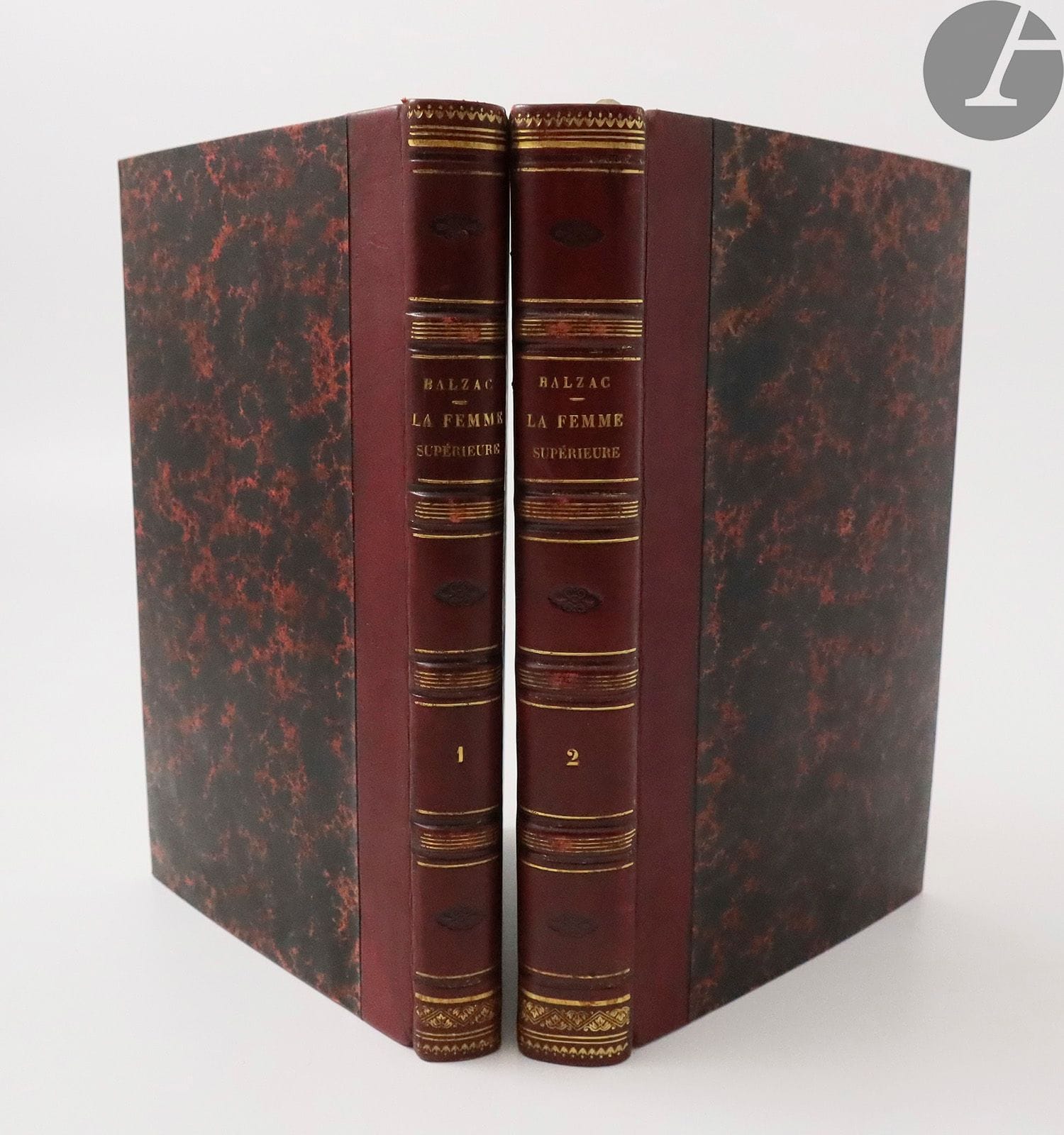 BALZAC (Honoré de).
La Femme supérieure. La Maison Nucingen, la torpille.
Paris : Werdet, 1838. — 2 volumes in-8, demi-veau aubergine, dos à nerfs orné, non rogné (reliure moderne).
Édition originale peu courante de ces trois récits constituant trois « Fragments des Études de mœurs au XIXe siècle. »

« La Femme supérieure » constitue une première version du roman « Les Employés » et « La Torpille » est un fragment de « Splendeurs et Misères des Courtisanes ». « La Maison Nucingen » forme quant à lui un complément à « César Birotteau » paru la même année, comme l'auteur le précise au début de la préface de ce dernier ouvrage : « Ce livre (César Birotteau) est le premier côté d'une médaille qui roulera dans toutes les sociétés, le revers est La Maison Nucingen. Ces deux histoires sont nées jumelles. Qui lit César Birotteau, devra donc lire la Maison Nucingen, s'il veut connaître l'ouvrage entier. »

L'édition est illustrée d'une figure gravée sur bois d'après Honoré Daumier, située page 185 dans le second volume, et de deux vignettes de titre.
La pagination dans le premier volume passe de la page 9 à 22, ce qui est commun à tous les exemplaires de cette édition. Le pages 7 à 9, correspondant à la fin de la préface, ont relié ici par erreur après le titre dans le premier volume.

Bel exemplaire en reliure moderne à l'imitation, comprenant le catalogue Werdet pour 1838 à la fin du second volume.
Petits frottements d'usage aux dos. Taches au faux titre et au titre du premier volume, restaurations à plusieurs feuillets avec parfois atteintes au texte.