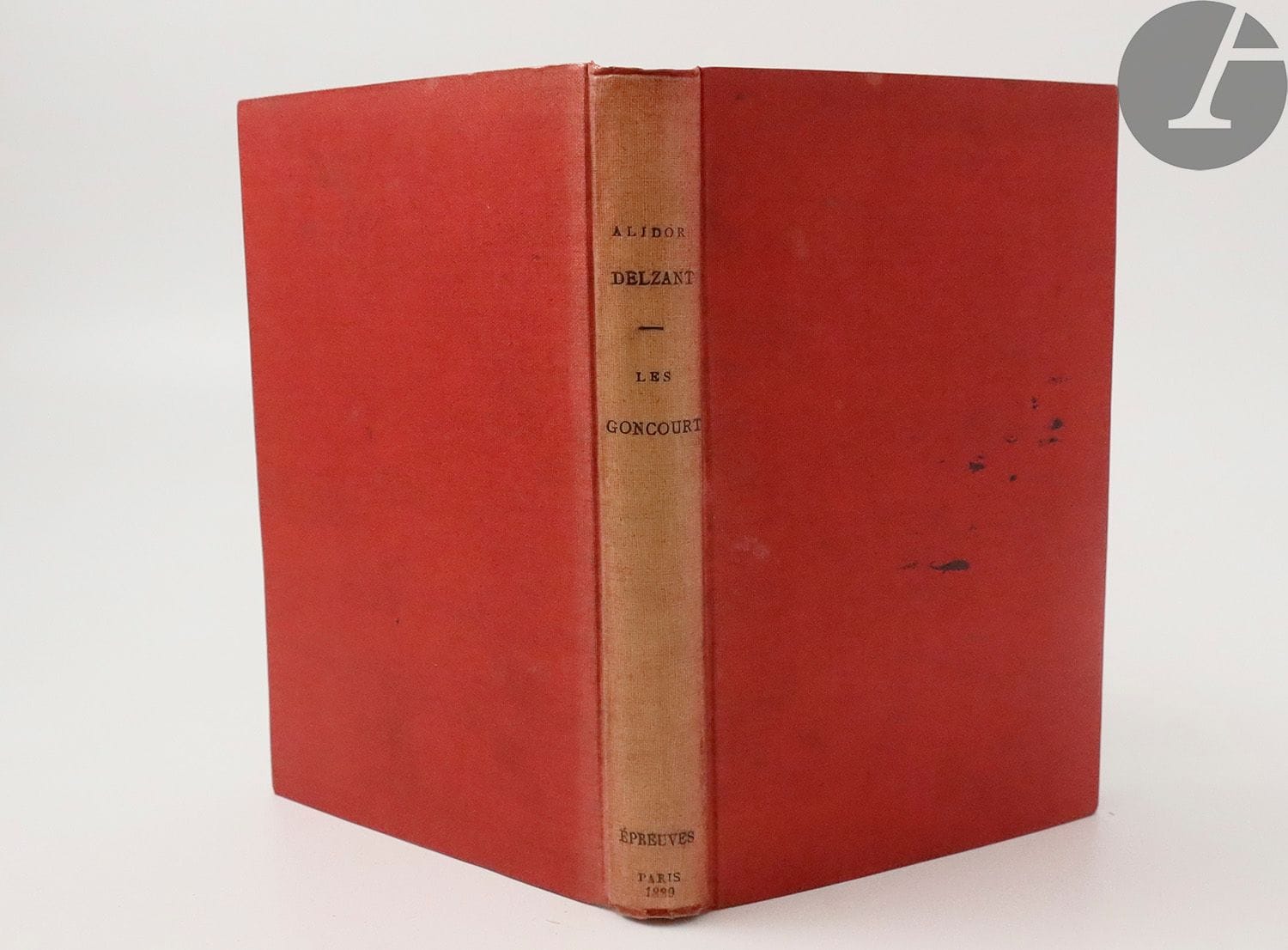 DELZANT (Alidor).
Les Goncourt.
Paris : G. Masson, 1889. — In-12, toile rouge à recouvrement, dos lisse, non rogné (reliure de l'époque).
Précieux exemplaire d'épreuves ayant appartenu à l'auteur, de cet ouvrage sur les Goncourt dont Alidor Delzant était l'un des exécuteurs testamentaires.

Le titre porte l'adresse de G. Masson alors que l'édition originale porte celle de Charpentier. Le nom de l'auteur est en outre mal orthographié « Alidor Delzaut ». Le texte ne comporte pas de corrections, simplement le cachet « imprimerie de la cour d'appel - Gaston Née » répété sur plusieurs pages et celui de « G. Rougier & Cie » sur la page 1. Seul le feuillet de table, relié à la fin, porte des corrections et des indications de la main de l'auteur.

Bon exemplaire malgré le dos passé et des taches d'encre sur le premier plat. Il comporte l'ex-libris de l'auteur gravé par Loviot sur la première doublure.