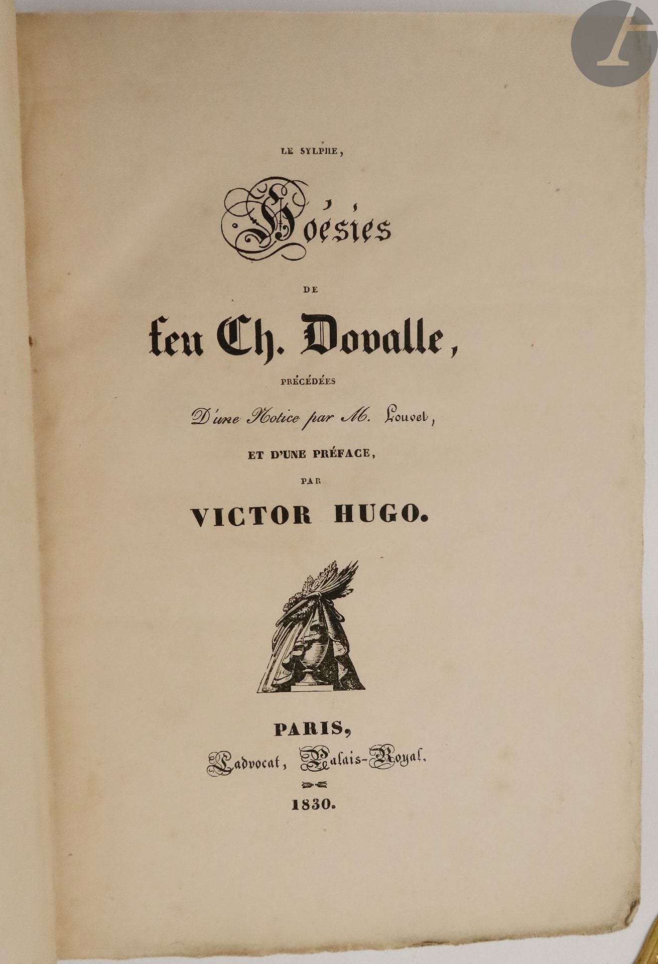 DOVALLE (Charles).
Le Sylphe, Poésies de feu Ch. Dovalle, précédées D'une Notice par M. Louvet, et d'une préface, par Victor Hugo.
Paris : Ladvocat, 1830. — In-8, cartonnage papier bordeaux à la bradel, dos lisse, non rogné, couverture conservée (cartonnage moderne).
Édition originale posthume. 

Né en 1807 dans le Mayne-et-Loire, Charles Dovalle fut très tôt attiré par la poésie au point de renoncer à la carrière de juriste que ses parents avaient tracée pour lui. Journaliste à l’Écho des Salons et au Figaro, il fut très vite redouté pour sa verve et son esprit critique. Il fut tué en duel dans la fleur de l’âge pour avoir poussé à bout un certain Mira, fils du comédien Brunet. On retrouva sur Dovalle, troué par la balle qui le tua un poème qu’il avait écrit quelques minutes auparavant et qu’il destinait à ses parents.

Victor Hugo, sollicité par les amis de l'auteur, composa une émouvante préface spécialement pour cette édition : « Et d’abord, Messieurs, ce qui frappe en commençant cette lecture, ce qui frappe en la terminant, c’est que tout, dans ce livre d’un poète si fatalement prédestiné, tout est grâce, tendresse, fraîcheur, douceur harmonieuse, suave et molle rêverie. »

Bon exemplaire en cartonnage moderne, complet des plats de la couverture.
Quelques salissures et déchirures à la couverture.