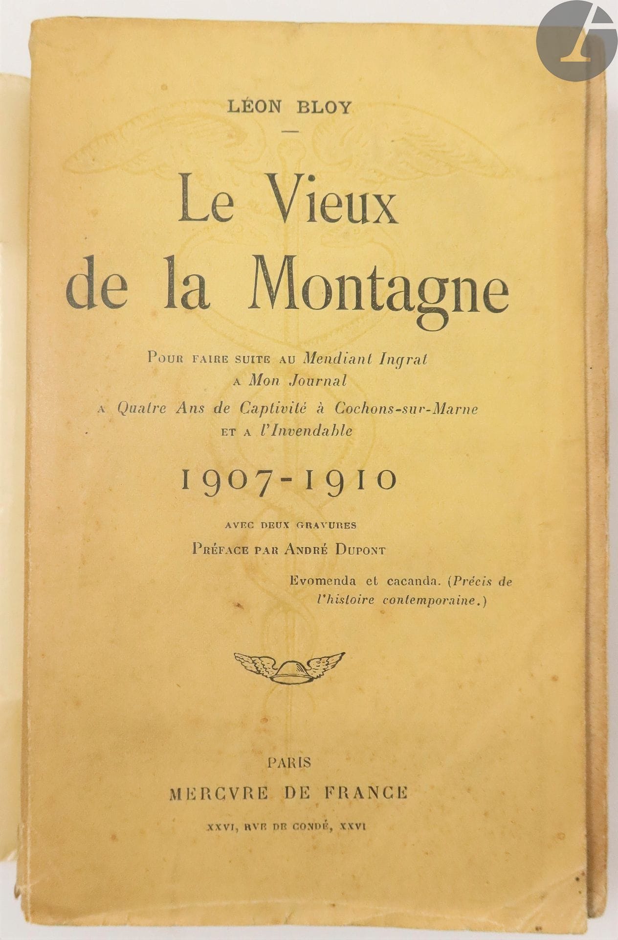 BLOY (Léon).
Le Vieux de la Montagne. Pour faire suite au Mendiant Ingrat à Mon Journal à Quatre Ans de Captivité à Cochons-sur-Marne à l'Invendable. 1907-1910. Avec deux gravures. Préface par André Dupont.
Paris : Mercure de France, 1911. — In-18, broché.
Édition originale.

Exemplaire numéroté sur papier ordinaire (n° 303), portant sur le faux titre cet envoi de l'auteur adressé à l'écrivain, journaliste et syndicaliste belge Élie Baussart (1887-1965) :

« à Elie Baussart // Retardé par le déménagement // Léon Bloy »

Exemplaire enrichi d'une carte de changement d'adresse de M. et Mme Léon Bloy, s'installant à partir du 15 mai 1911 à Bourg-la-Reine, ainsi que de 3 feuillets d'épreuves corrigées de l'ouvrage.

Salissures, piqûres et déchirures à la couverture.