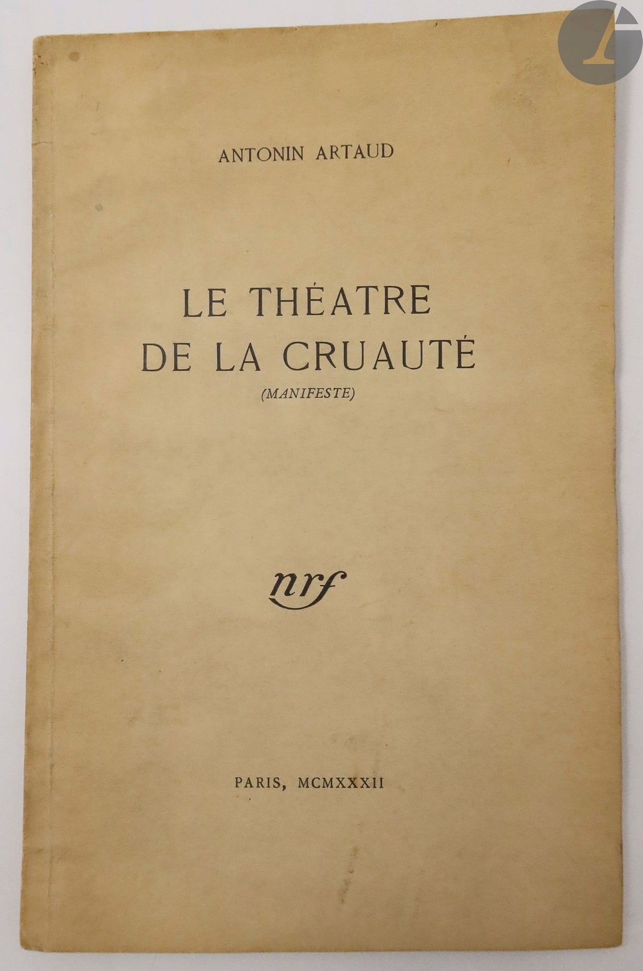 ARTAUD (Antonin).
Le Théâtre de la cruauté (manifeste).
Paris : NRF, 1932. — Plaquette in-8, broché.
Rare édition originale, tirée à petit nombre, de ce célèbre manifeste d'Antonin Artaud sur le « Théâtre de la cruauté », qui sera repris en 1939 dans « Le Théâtre et son double ».

Le texte commence en ces termes : « Il s'agit de rendre à la représentation théâtrale l'aspect d'un foyer dévorant, d'amener au moins une fois au cours d'un spectacle l'action, les situations, les images à ce degré d'incandescence implacable, qui dans le domaine psychologique ou cosmique s'identifie avec la cruauté ».

Quelques salissures à la couverture.
