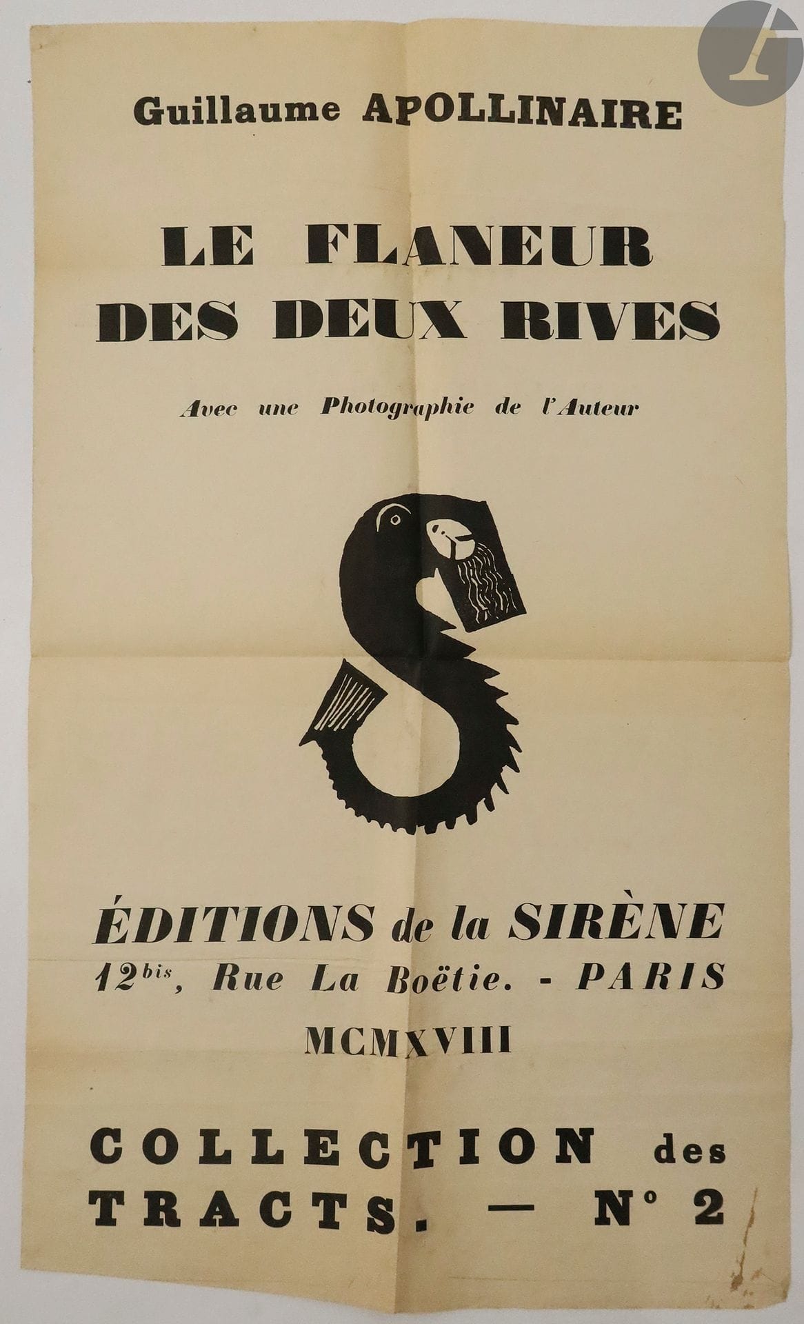 APOLLINAIRE (Guillaume).
Le Flaneur des deux rives.
2 affiches in-plano allongé, 500 x 300 et 637 x 340 mm, pliées.
Très rares affiches de librairie annonçant l'ouvrage de Guillaume Apollinaire, « Le Flaneur des deux rives », paru aux éditions de la Sirène en 1918, l'année de la mort de l'auteur.

Il s'agit pour l'une d'une épreuve, peut-être unique, avec « Apollinaire » écrit par erreur avec deux « p », l'un d'eux étant ici barré d'une croix au crayon, et avec un carré vierge au centre, et pour l'autre d'un exemplaire définitif sur meilleur papier avec le logo de l'éditeur au centre.

Nous n'avons trouvé aucun autre exemplaire de l'une ou de l'autre affiche.
Exemplaires pliés, très bien conservés.