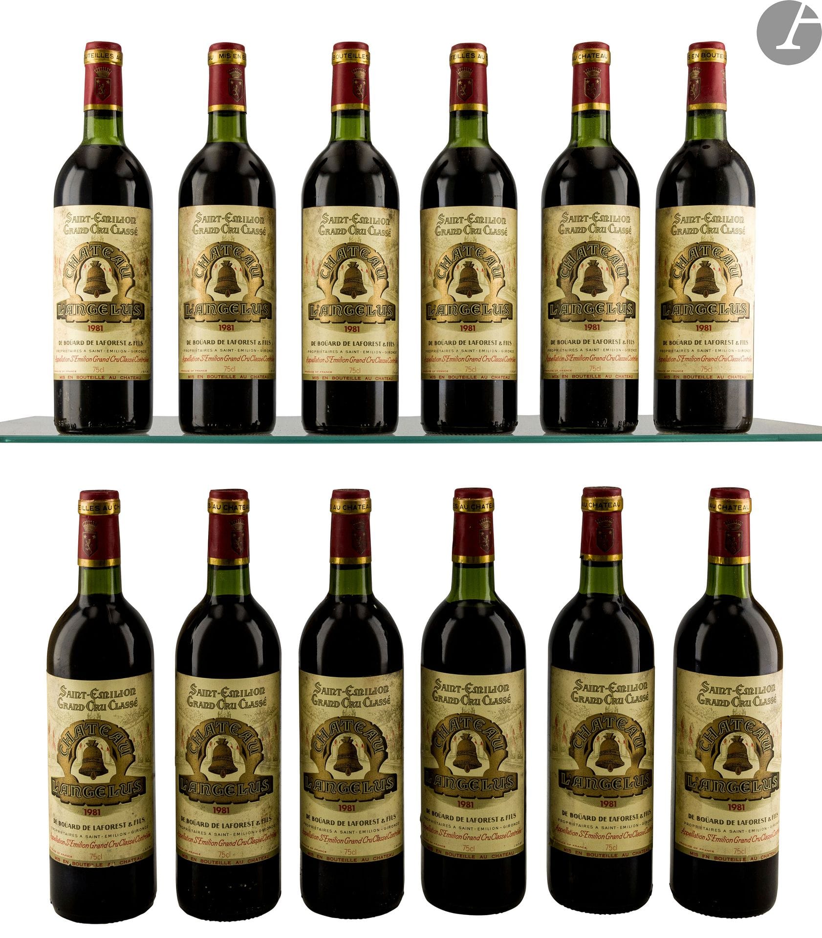 12 B CHÂTEAU L'ANGÉLUS (Caisse Bois d'origine abimée) (5 B.G: 3 T.L.B.+; 4 T.L.B; e.t.h. dont 4 e.l.a. et 1 e.a; 5 c.a. bas de jupes par les frottements guillotines), GCC1A Saint-Emilion, 1981