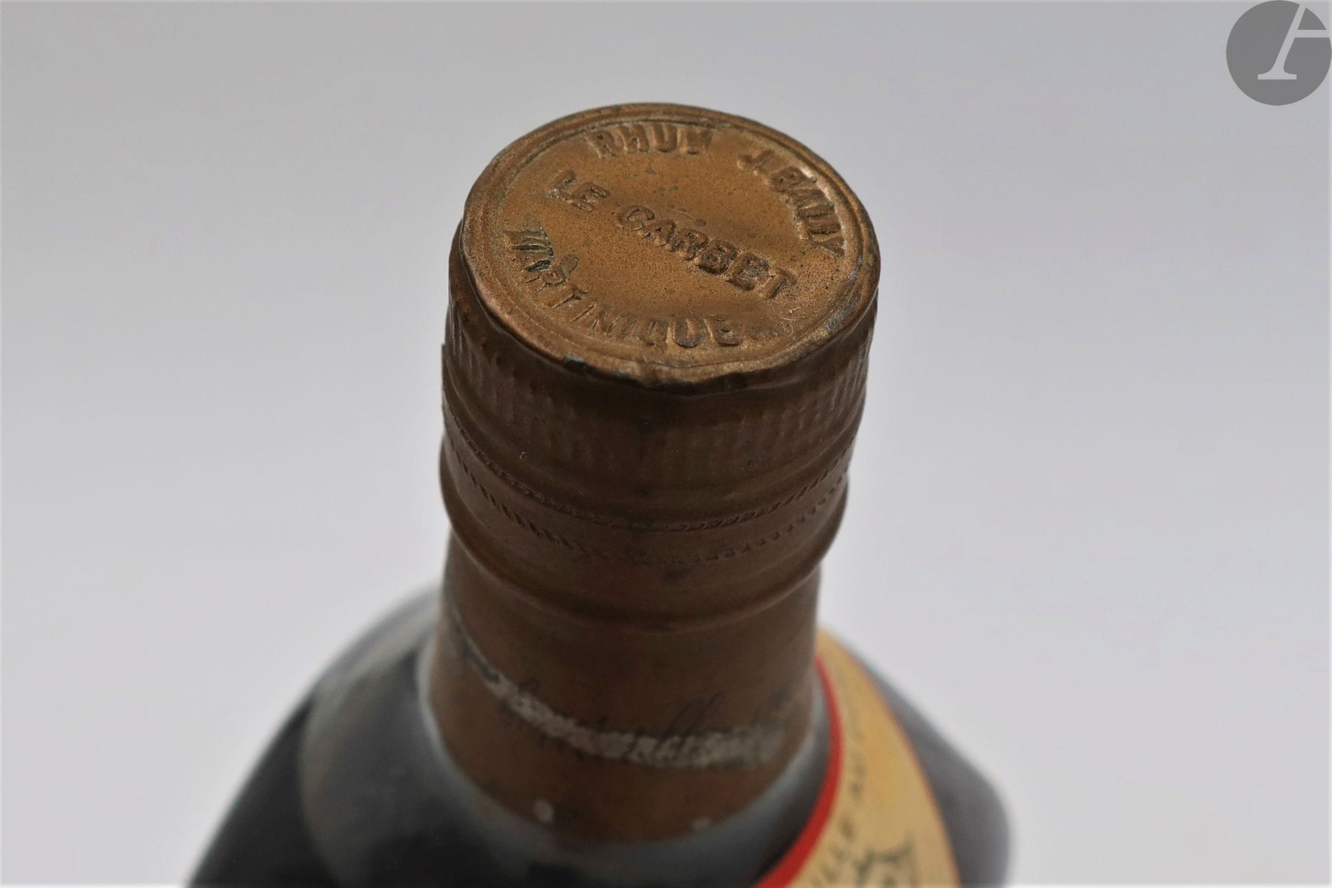 1 B RHUM DES PLANTATIONS LAJUS DU CARBET 75 cl 45% (2,5 cm; c.c. légères), Bally, 1969