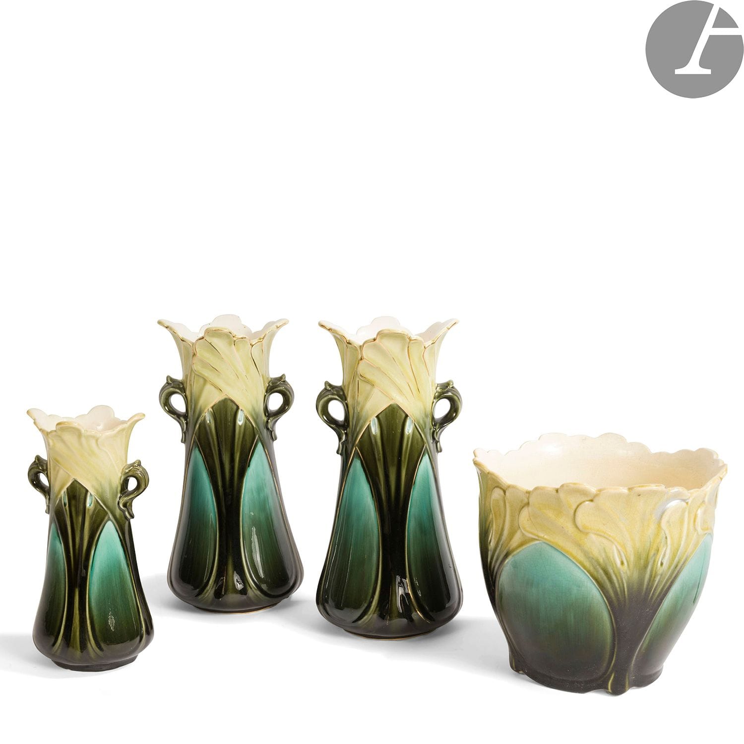MANUFACTURE FIVES-LILLE - COLLECTION GEORGES TERZIAN
Suite de 3 vases à deux anses en céramique émaillée vert, bleu et à l'or, les corps formés par des feuilles. 
Chaque pièce marquée du cachet sous la base. 
H. 41 cm et 31 cm
On joint un cache-pot. H. 21 cm. 
Cheveu sur le cache-pot.