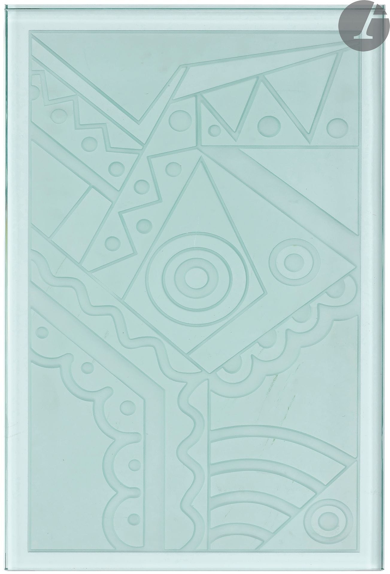 GEORGES TERZIAN (1939-2021) 
Plateau octogonal en métal d'époque Art Déco recevant un dessus, réalisé par l’artiste, en verre au décor de fleurs stylisées gravées au jet de sable.
47 x 34,5 cm 
On joint un épais plateau en verre aux motifs géométriques gravés au jet de sable. 55 x 34 cm