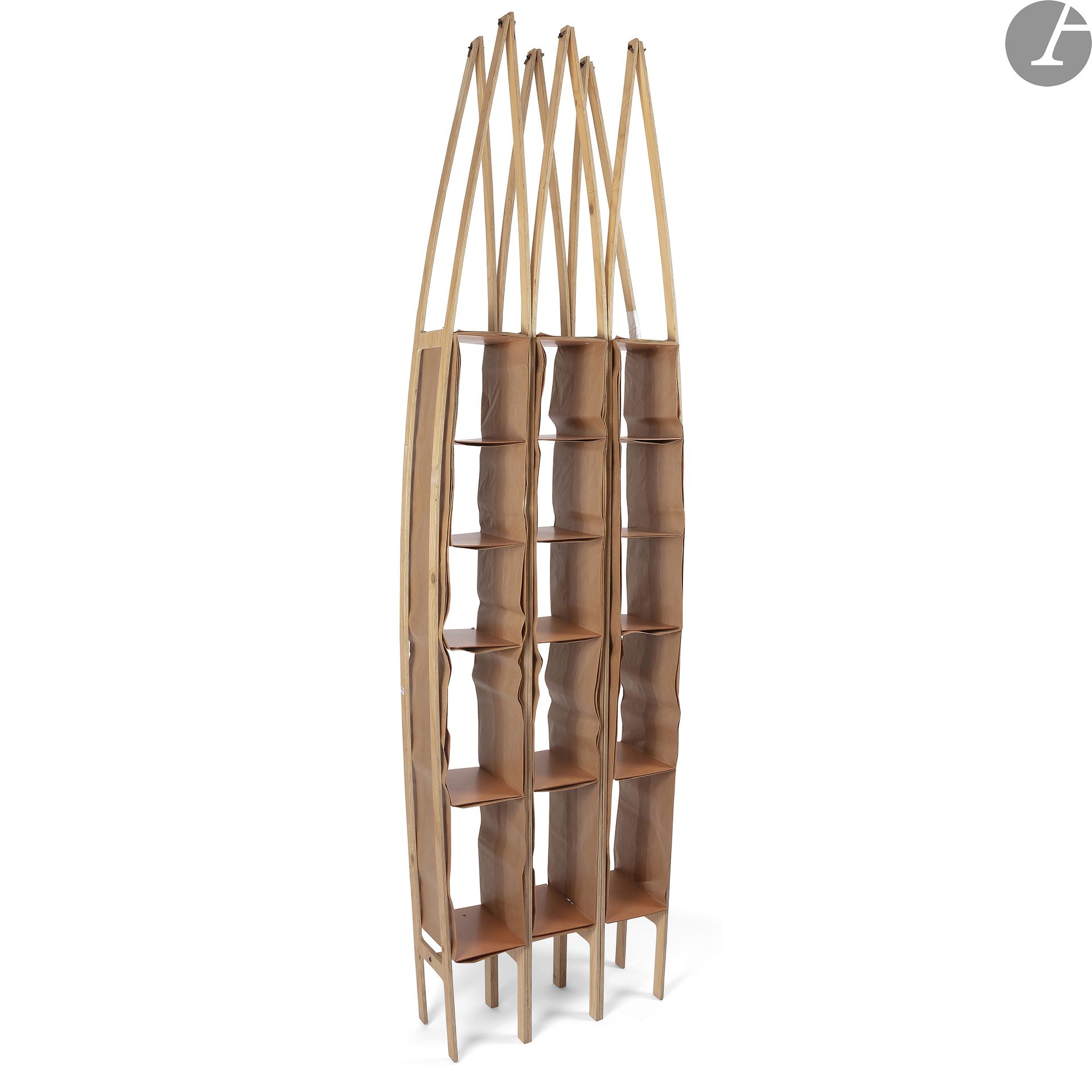 JAN KONINGS (NÉ EN 1966) ET JURGEN BEY (NÉ EN 1965) DESIGNERS & DROOG DESIGN ÉDITEUR
Folding bookcase, le modèle conçu en [1991], plus édité de nos jours
Bibliothèque.
Contreplaqué découpé, médium, papier kraft.
Accidents, manques et restaurations.
H. 220 cm – L. 59 cm – P. 26 cm

Exposition :
Contemporary Design from the Netherlands – Museum of Modern Art, New-York, 1996. Un modèle similaire présenté lors de cette exposition. 

À noter :
Une bibliothèque de ce modèle est conservée au MOMA à New York. 

Notre bibliothèque a été présentée dans le cadre de la toute première exposition consacrée à l’éditeur néerlandais en France et organisée en 1996 à la Galerie Sentou.