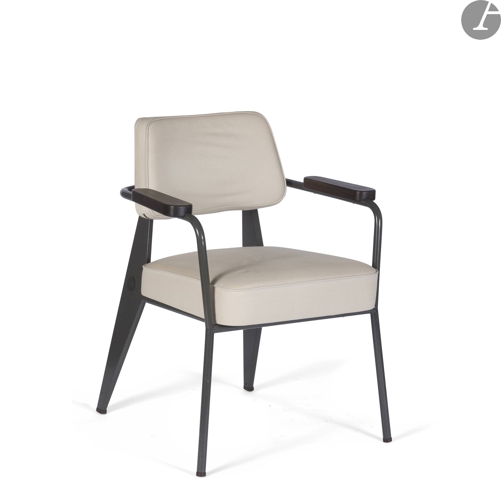JEAN PROUVÉ (1901-1984) DESIGNER & VITRA ÉDITEUR POUR G-STAR
352 dit Direction, le modèle conçu en [1951], édition spéciale Raw Office Edition spécialement conçue pour G-Star en 2016
Fauteuil de bureau.
Tôle pliée et métal tubulaire laqués gris, chêne teinté, tissu crème.
Porte la pastille métallique Jean PROUVÉ by G-STAR RAW for VITRA sur un jambage arrière.
H. 81,5 cm – L. 65 cm – P. 55 cm 

Ce fauteuil a été présenté lors d’une exposition consacrée au designer et organisée en 2016 à la Galerie Sentou. Sentou a été le revendeur exclusif en France de cette édition spéciale G-Star.